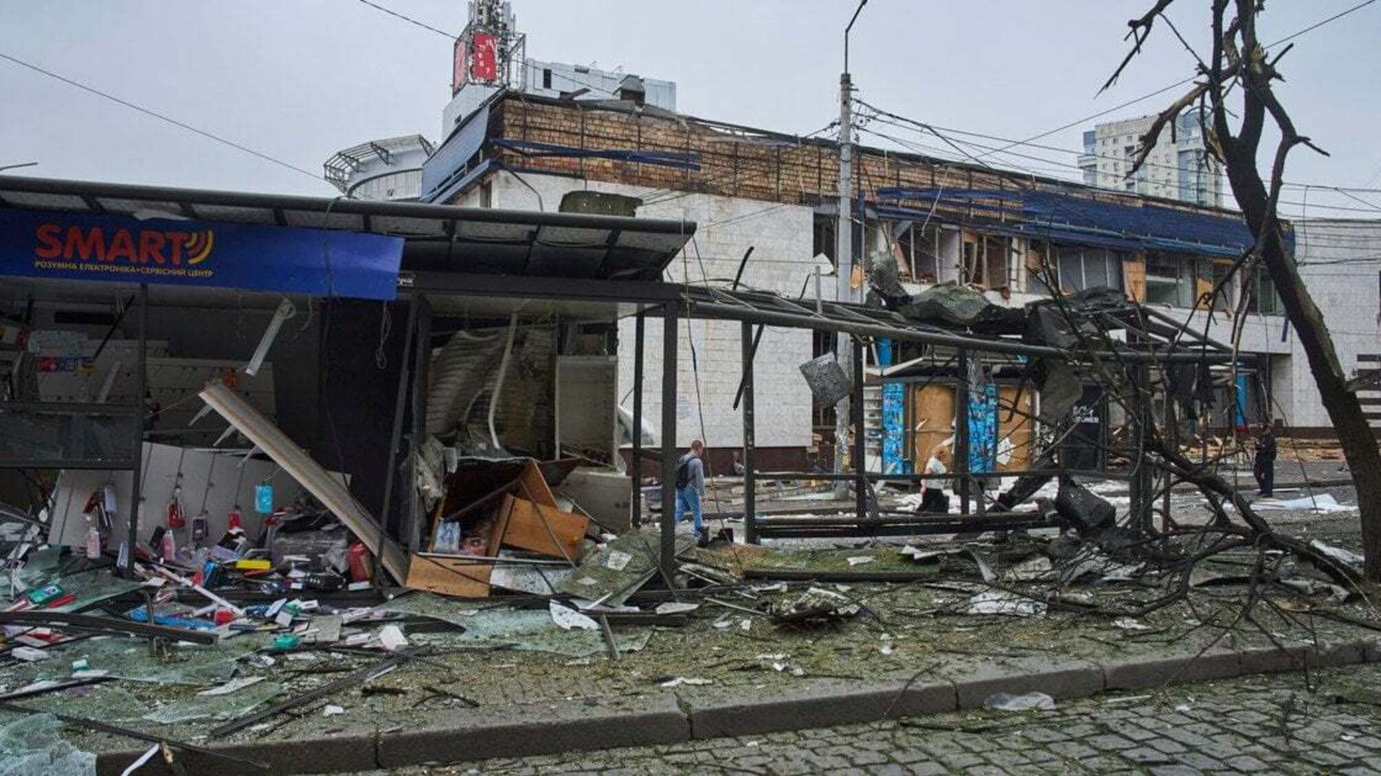 В Киеве ограбили магазин, пострадавший из-за обстрелов