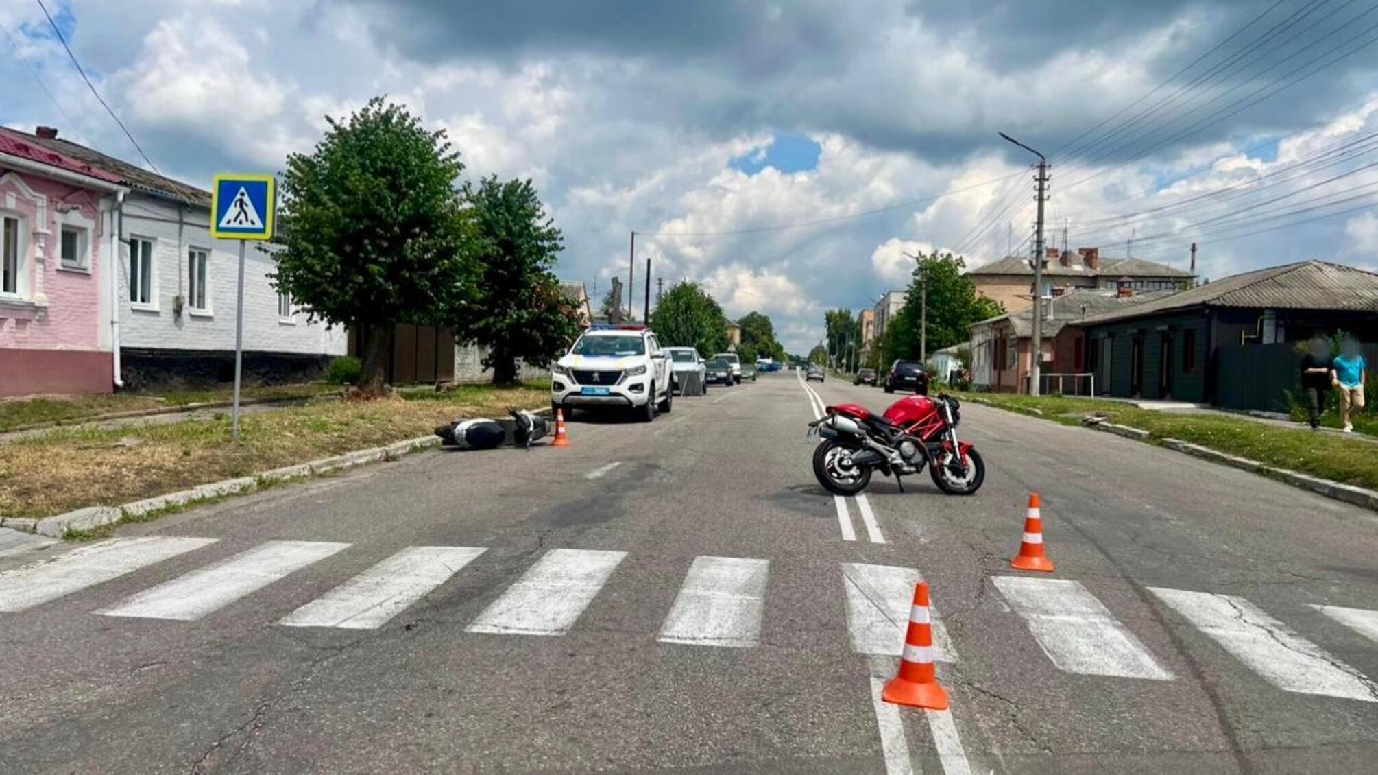 На главную вылетела бабушка: в Киевской области произошло двойное мото-ДТП
