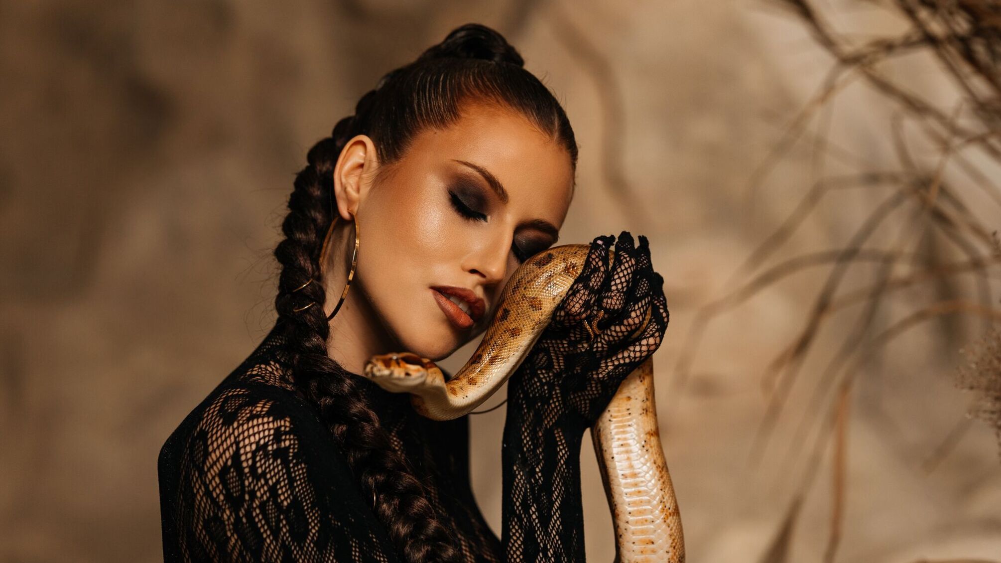 Певица Жаннет сняла клип со змеей в Киеве, несмотря на взрывы: «Это о свободе»