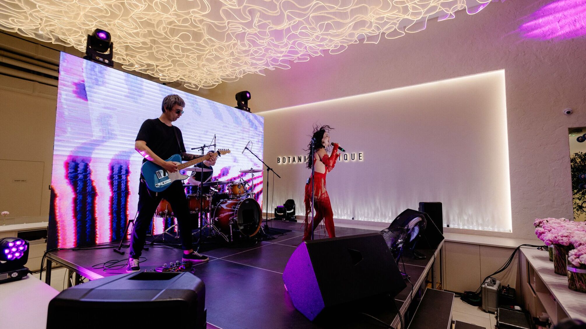 Громкая презентация клипа Анны Тринчер в киевском Botanic Butique