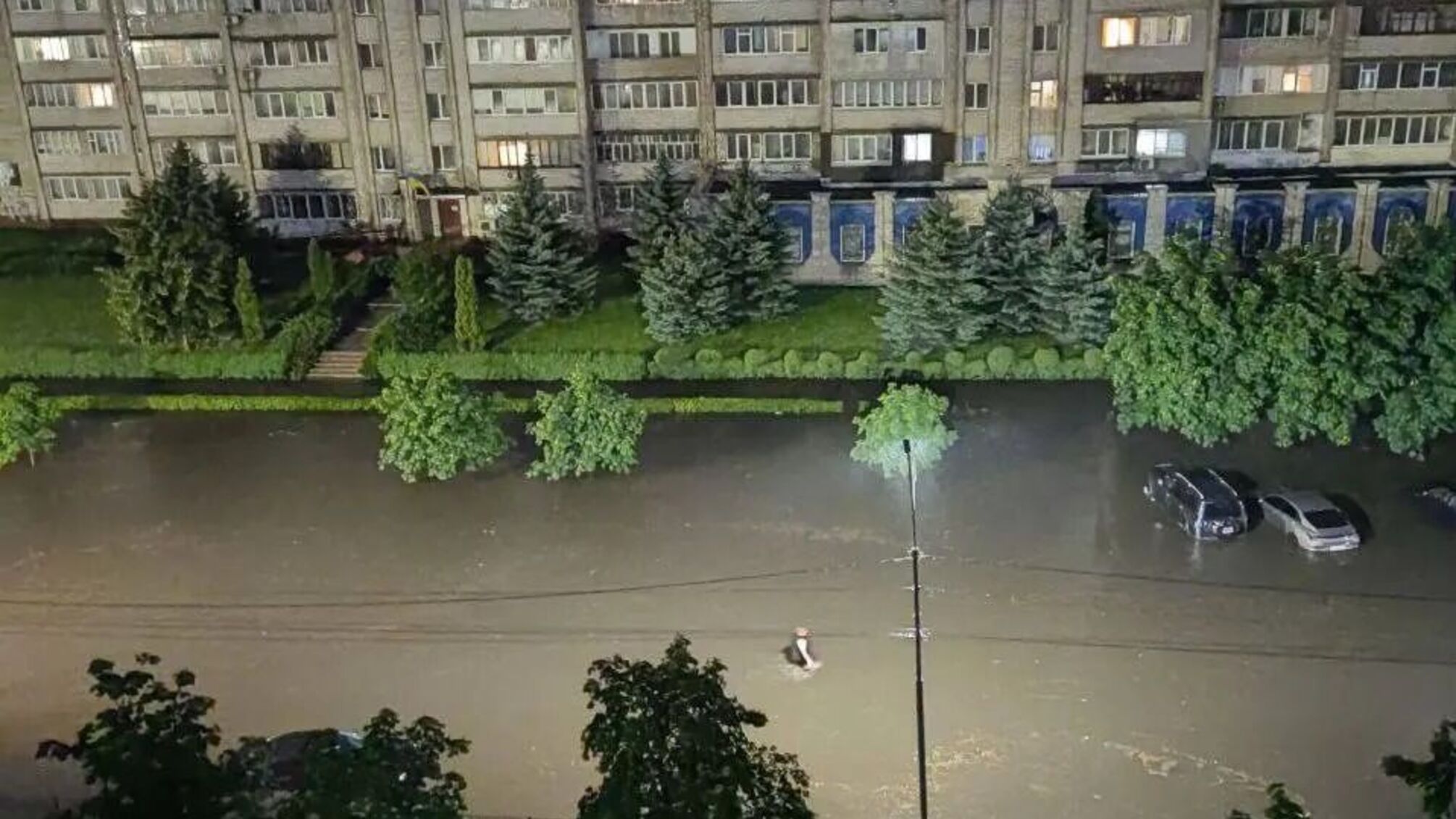 Когда дождь идет часами, город становится рекой.