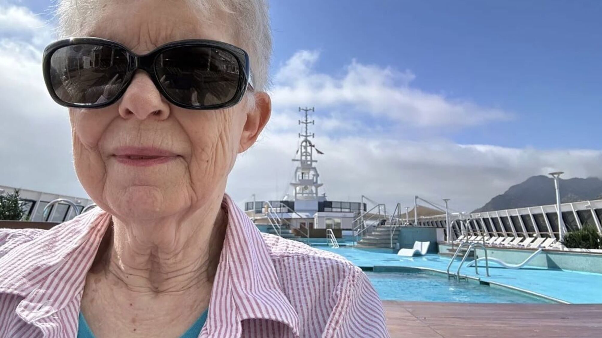 Подорож на 15 років: жінка купила каюту на лайнері й залишила берегове життя