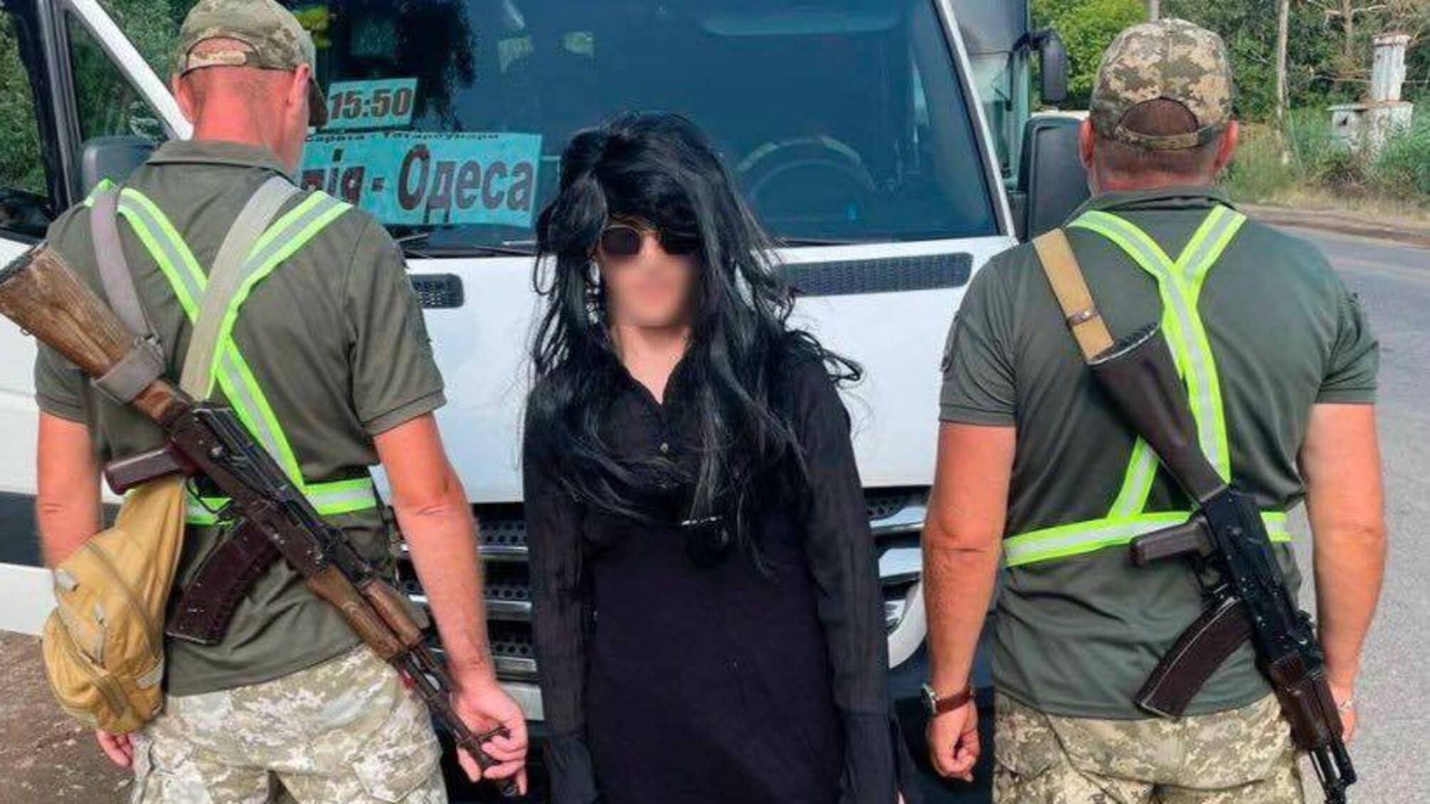 'Дамочка' с сюрпризом: в Одесской области мужчина в платье пытался бежать за границу