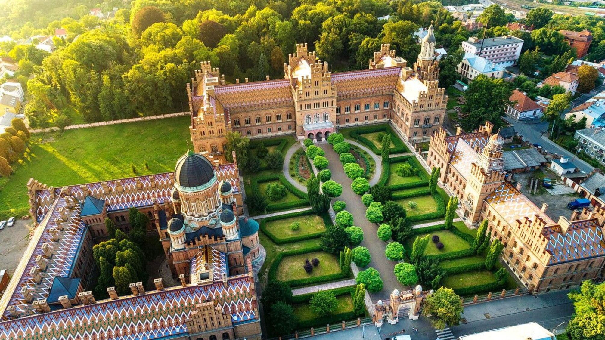 В Черновцах выпустят духи в честь 150-летия университета