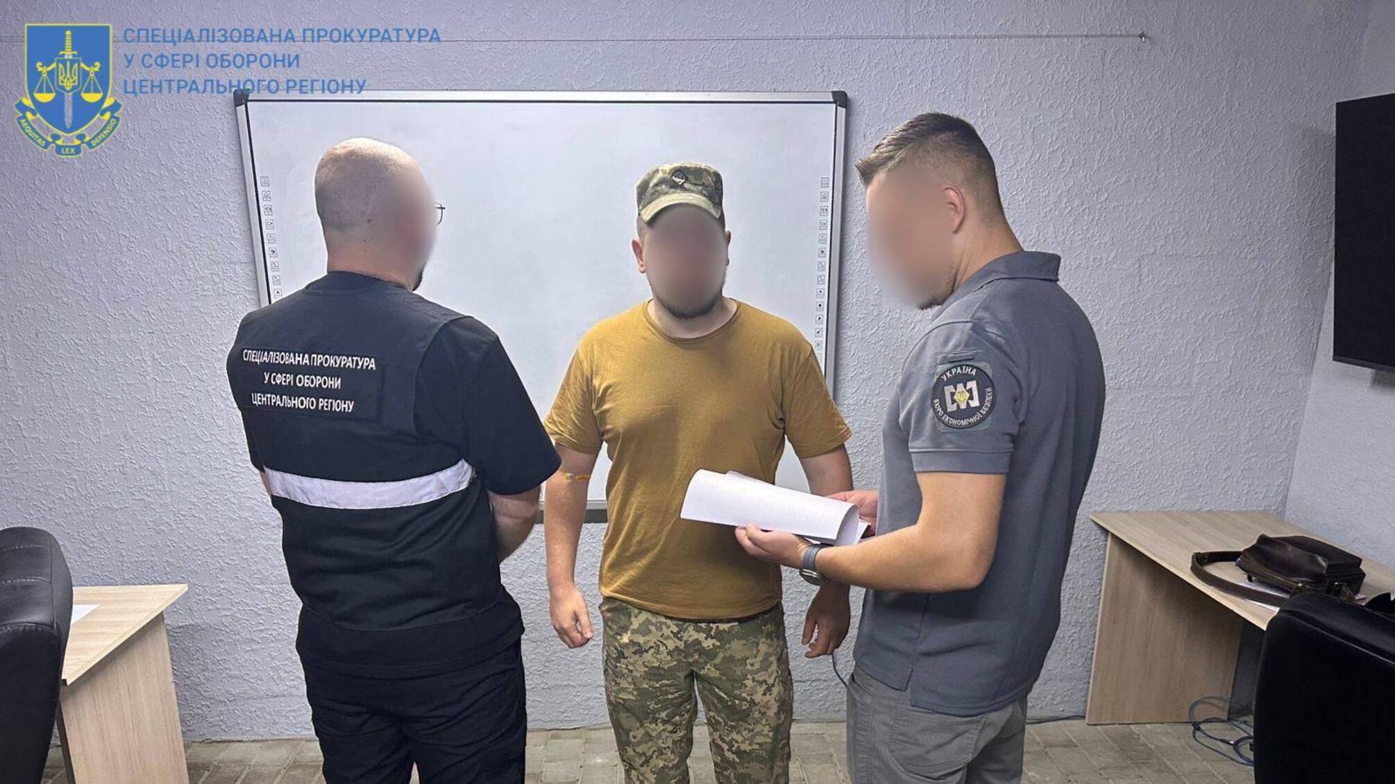 Подозреваемому военнослужащему выбирают меру пресечения. Предприниматель — в розыске, подозрение ему объявлено заочно.