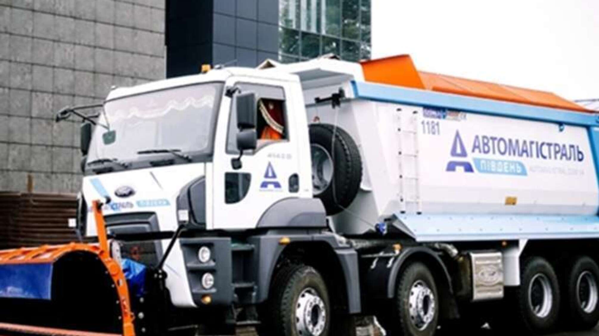 Попри кримінальні справи: підозрювана компанія будує площу в Тростянці