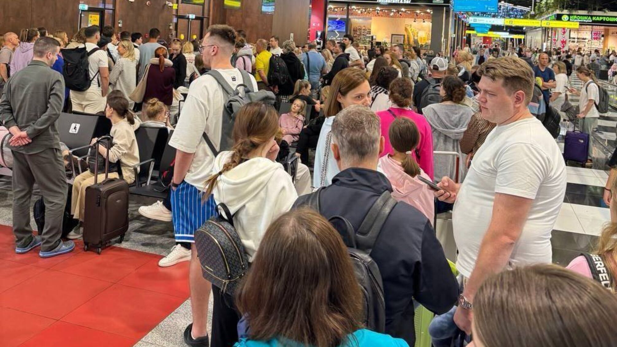 Задержки, отмена рейсов и хаос в терминалах