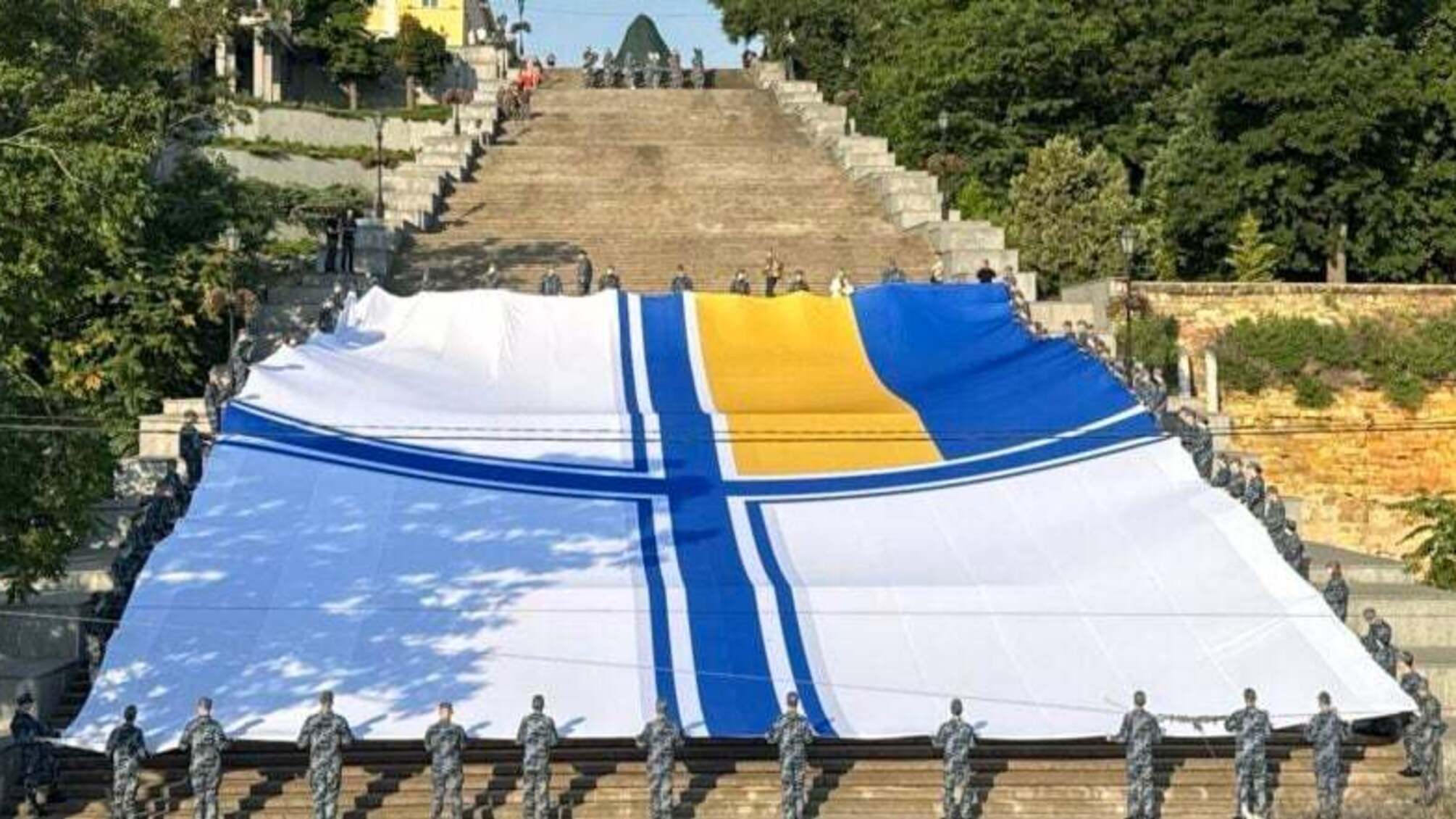 В Одессе по этому случаю курсанты и лицеисты развернули самый большой флаг ВМС