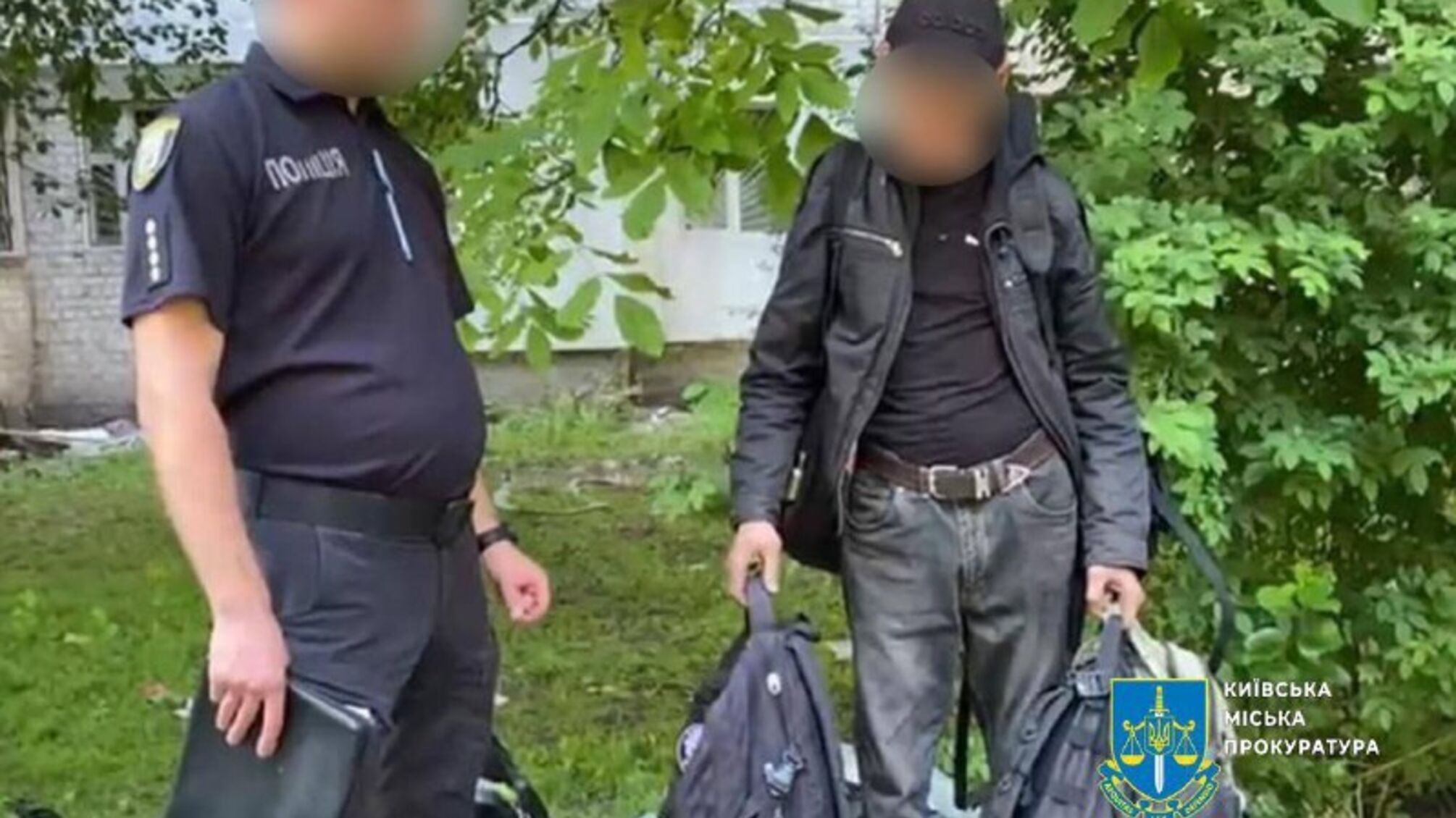 В Киеве мужчина обворовал спасателей, пока они ликвидировали последствия обстрела