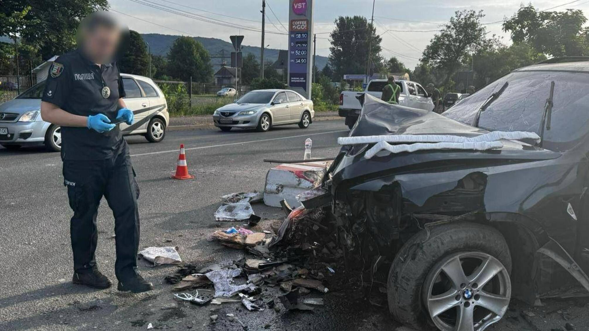 На Закарпатті BMW на швидкості врізалась у блокпост — загинув прикордонник