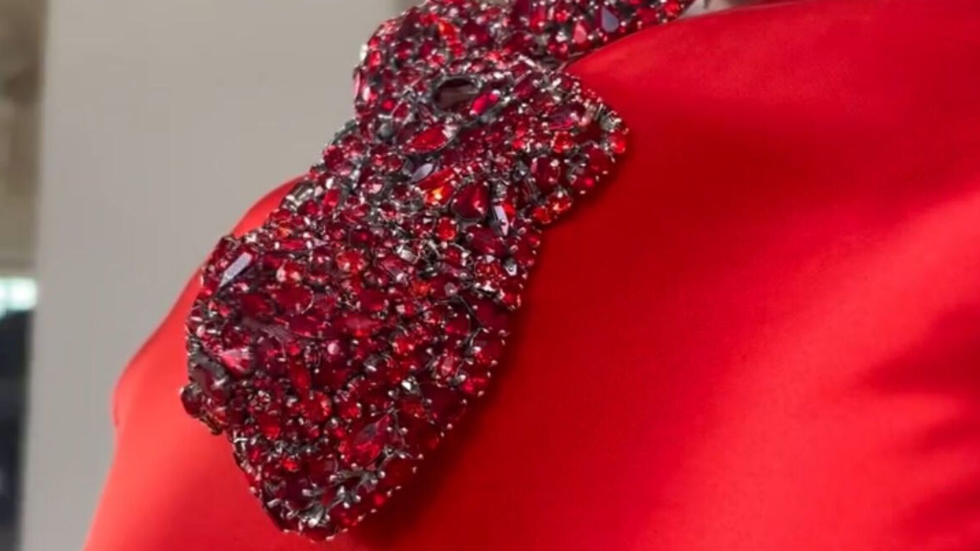 Модний дім Schiaparelli преставив сукню з пульсуючим серце-аксесуаром