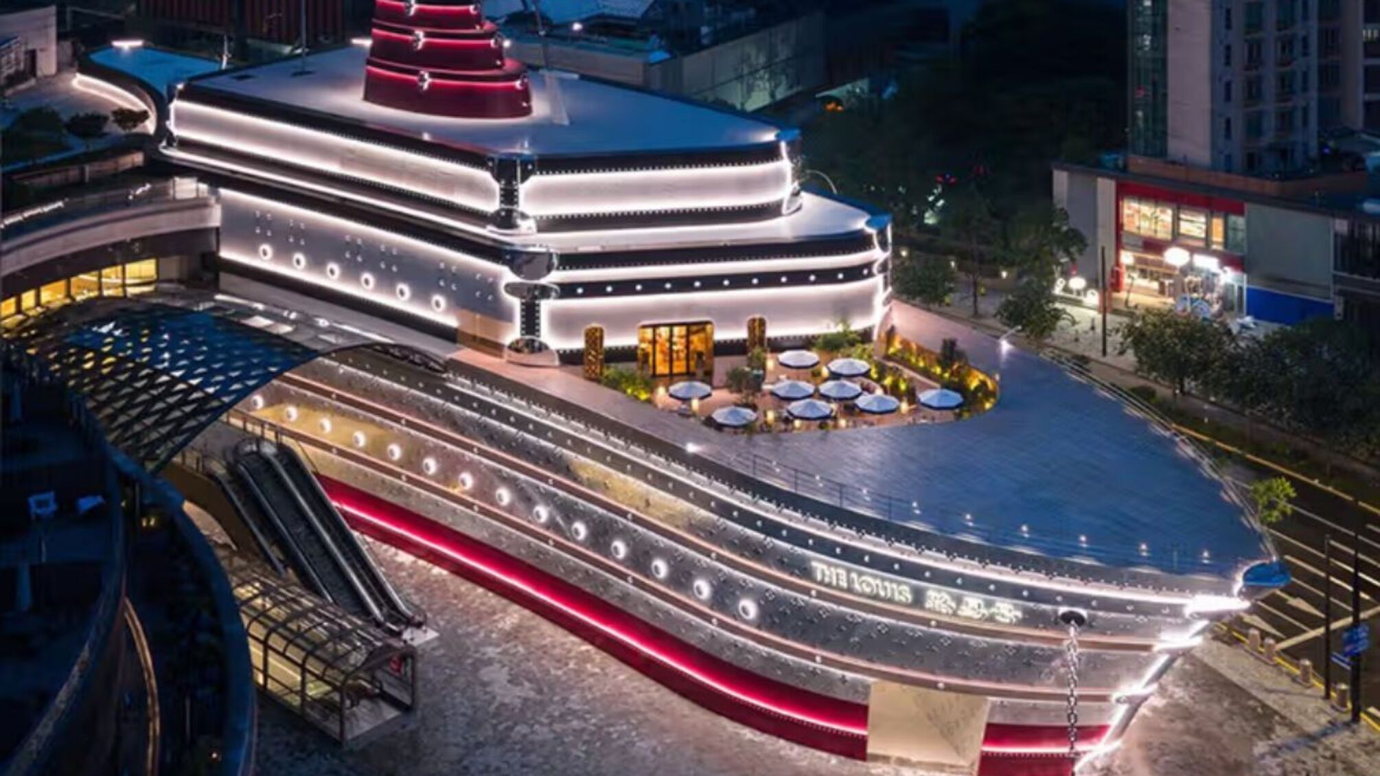 Louis Vuitton відкрив у Шанхаї вражаючий магазин у формі лайнера