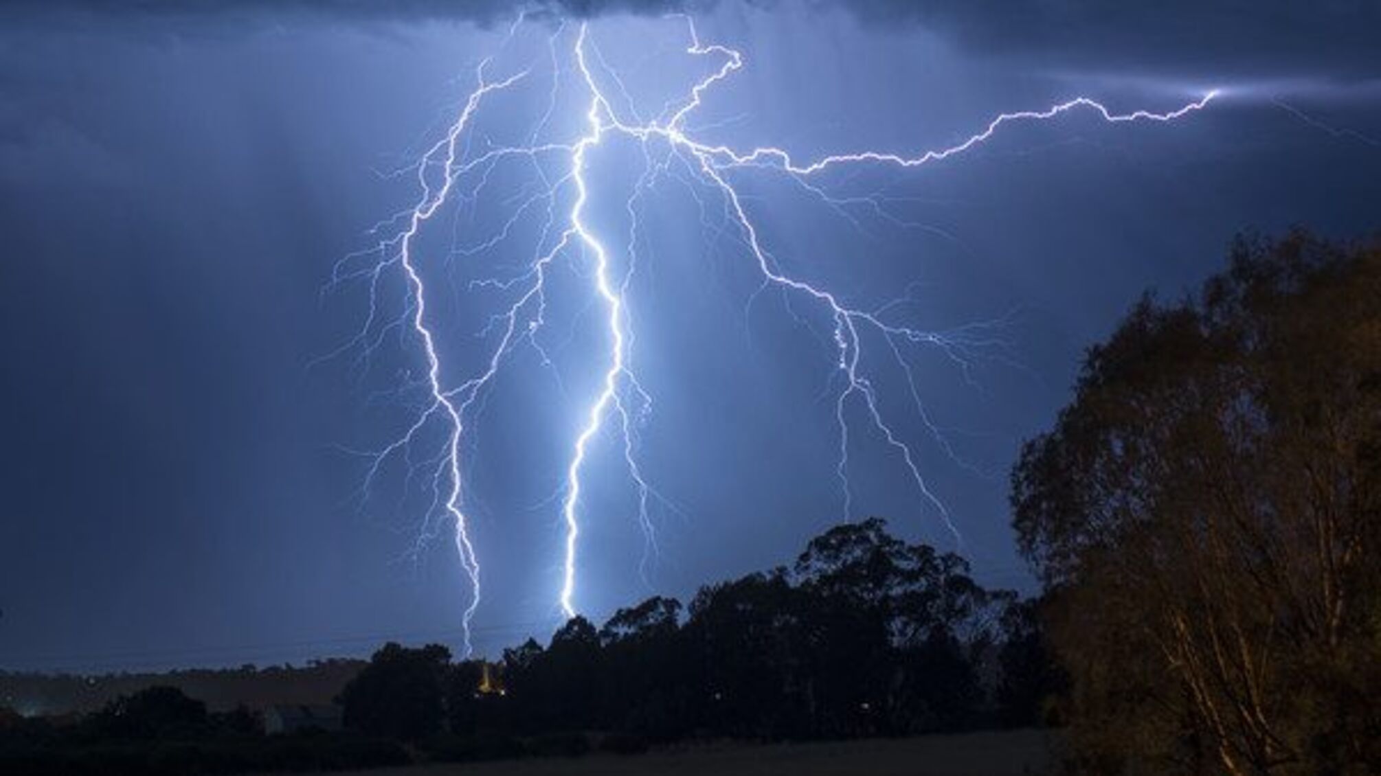 Погода в Україні 11 серпня: у яких регіонах варто чекати грози і пориви вітру