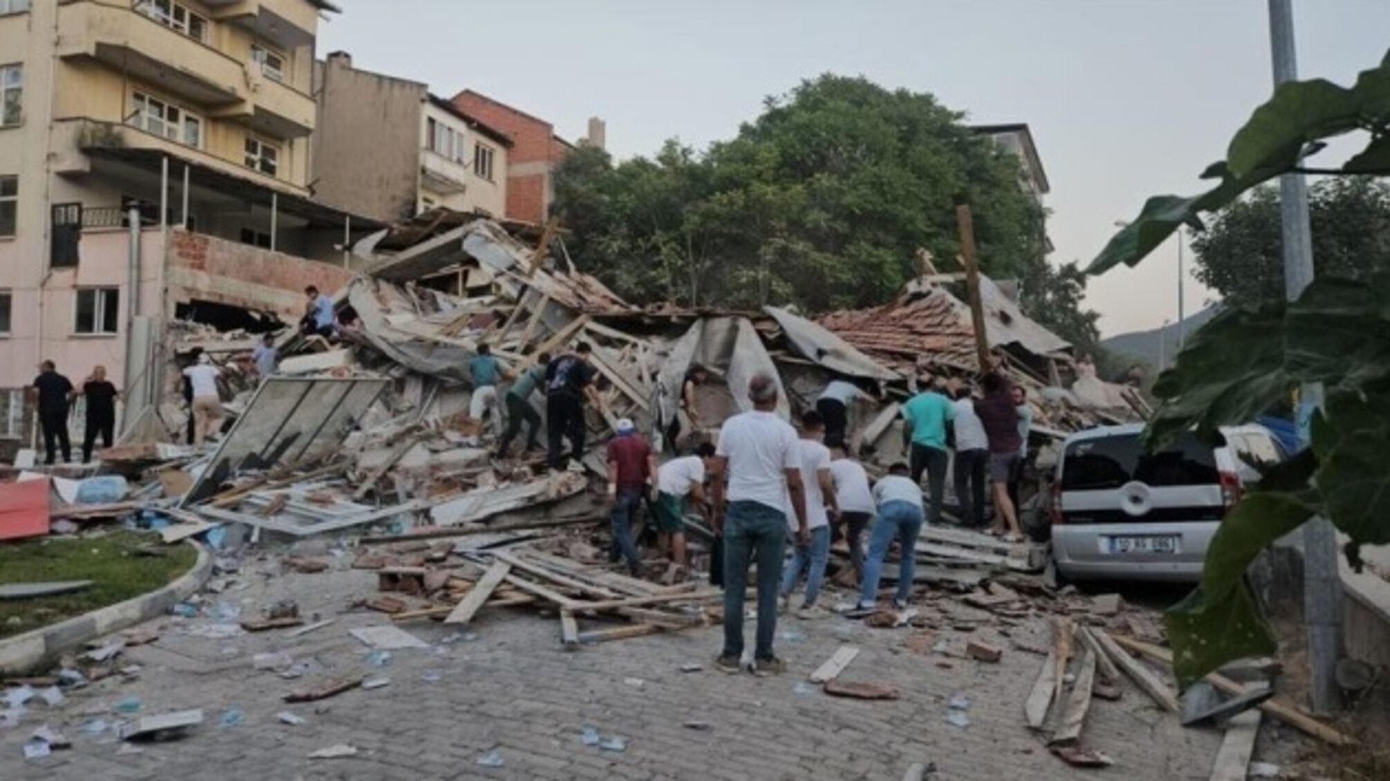 Землетрясение 6,1 в Турции: самый большой удар в районе Балыкесир, спасательные работы продолжаются