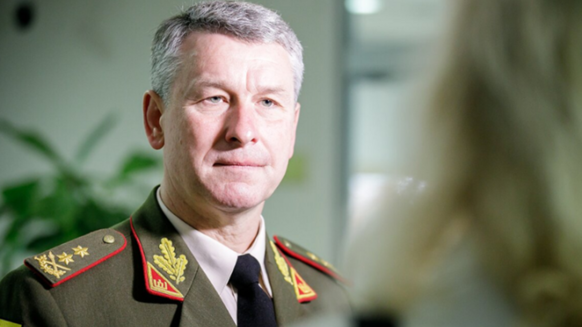 Скандал в Литве: бывший командующий армией будет судить за растрату 4 тысяч евро на зубные импланты
