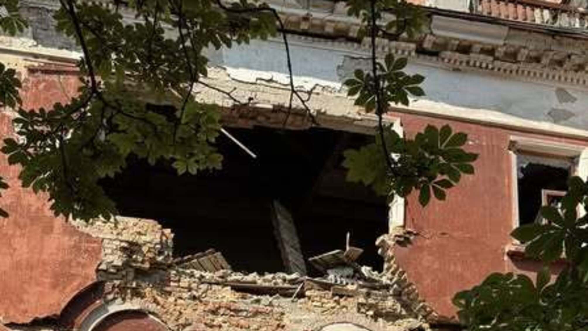 Попадание вражеского снаряда по дому в Марганце