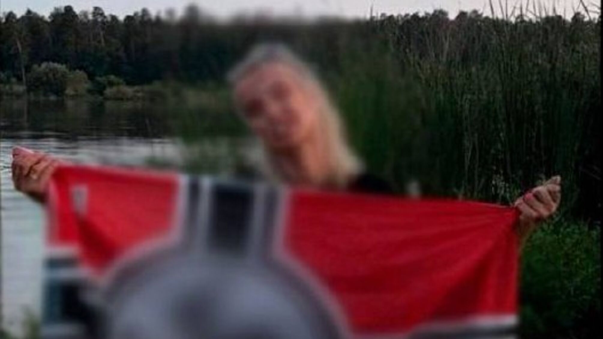 Поліція Києва розпочала розслідування після виявлення у соцмережах фото 23-річної киянки з нацистським прапором