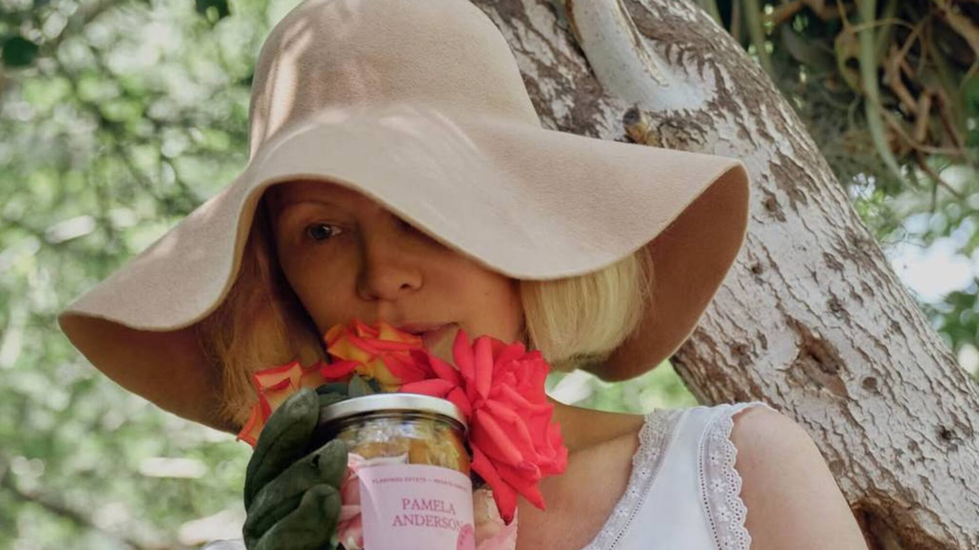 Памела Андерсон выпустила необычные маринованные огурцы с лепестками роз и укропом.