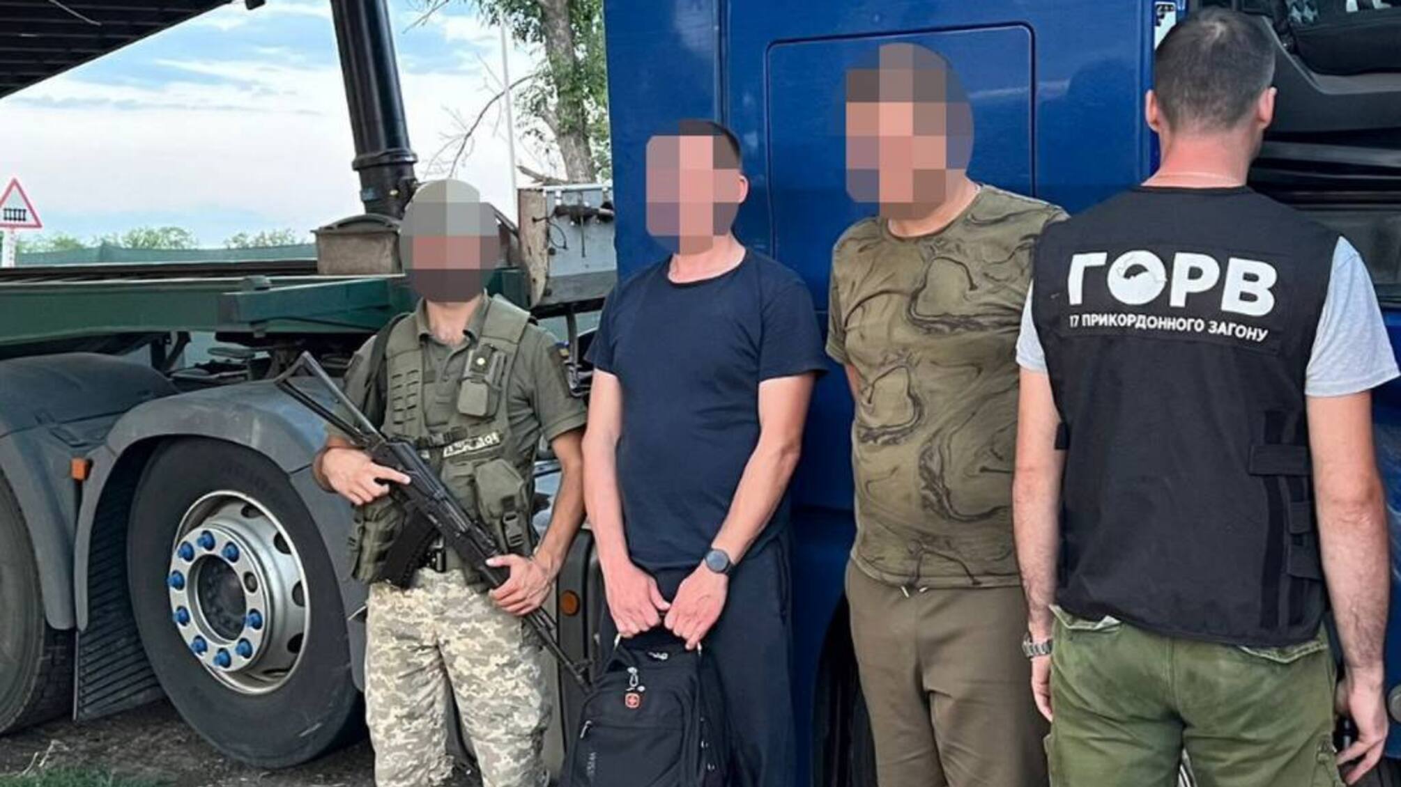 8 тисяч доларів за 'подорож': батько і син переправляли чоловіків у вантажівках