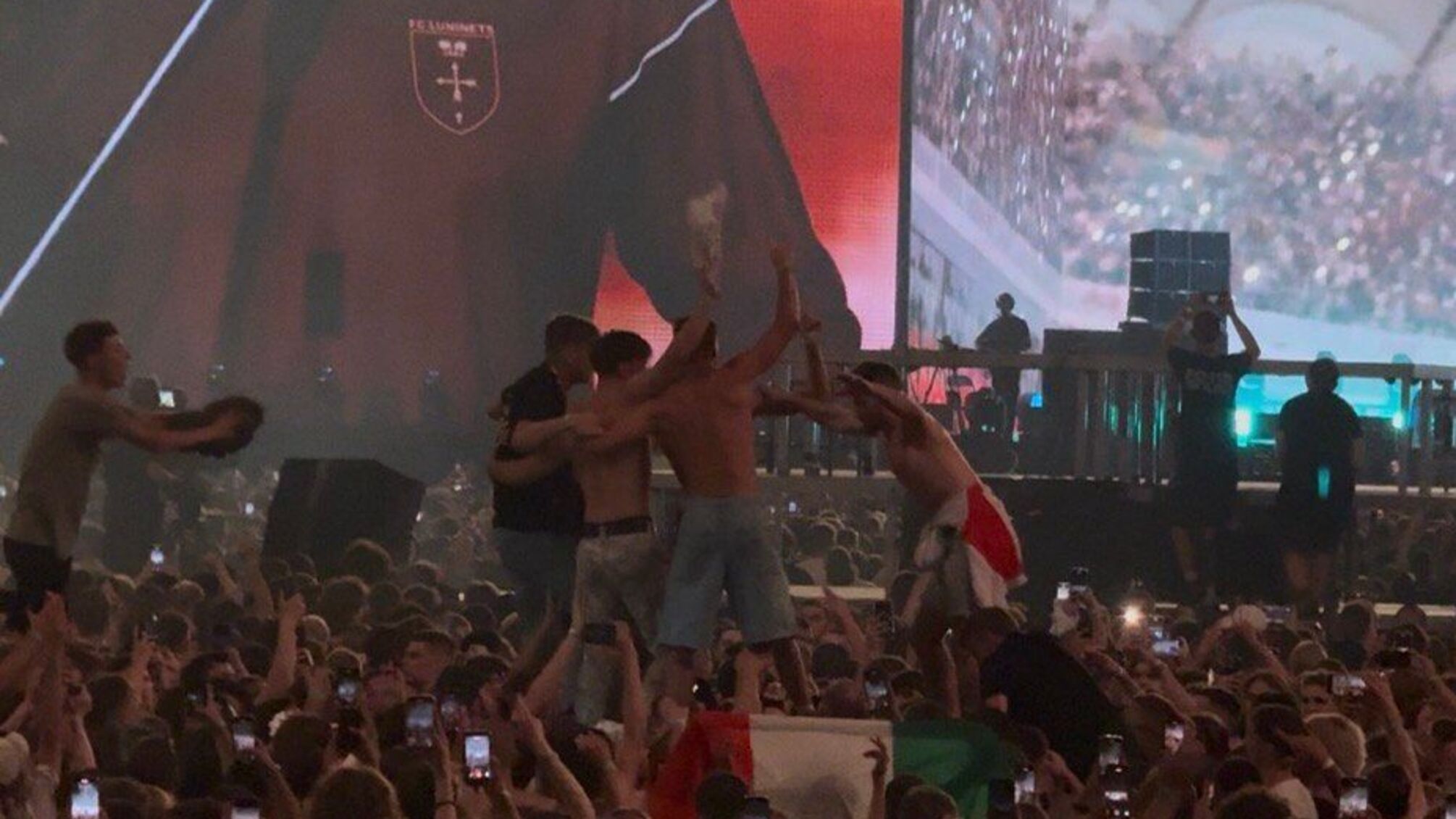 Польская полиция и администрация стадиона устанавливают участников инцидентов при выступлении белорусского исполнителя