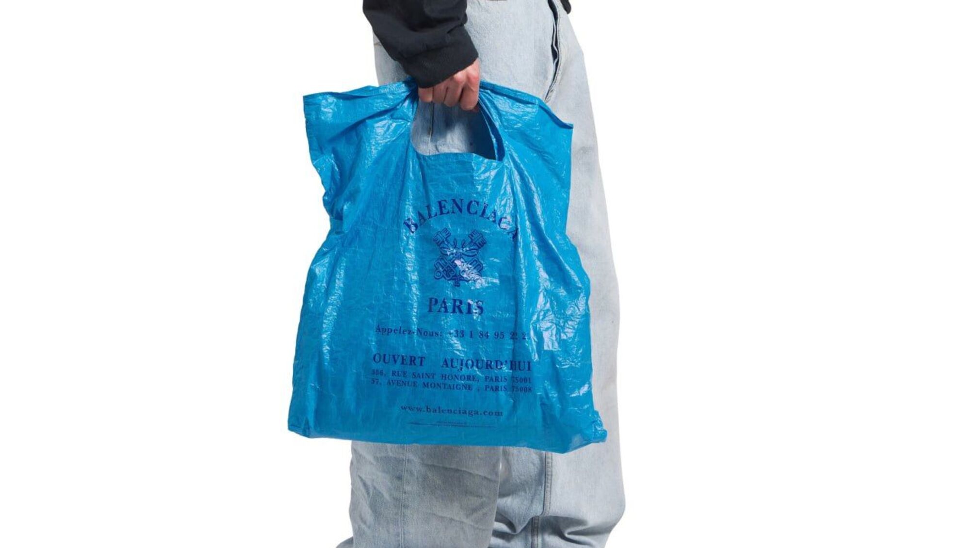 Balenciaga представила сумку за $995 у вигляді синього пластикового пакета
