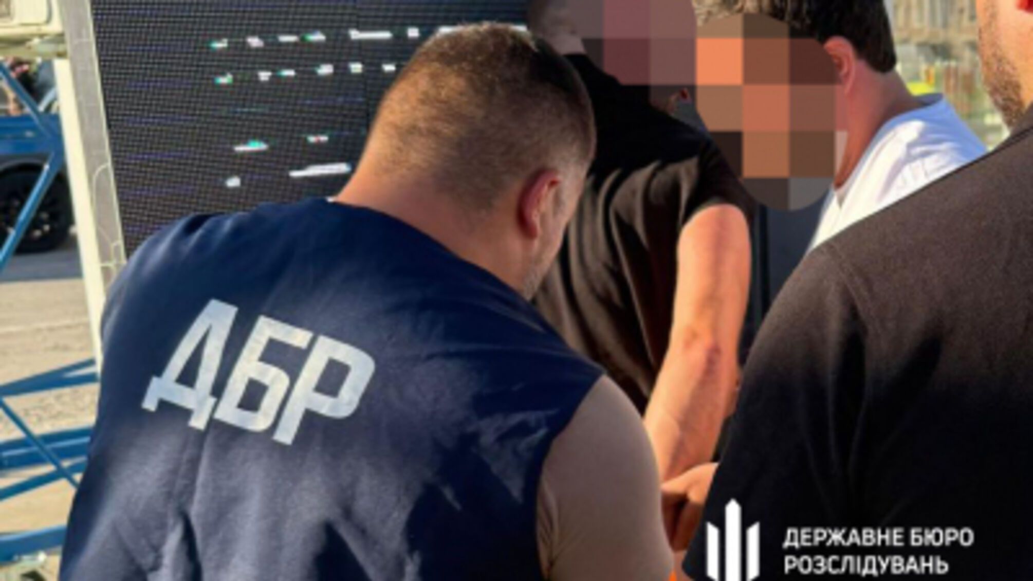 На Закарпатті ДБР викрило правоохоронця, який переправляв призовників до Словаччини