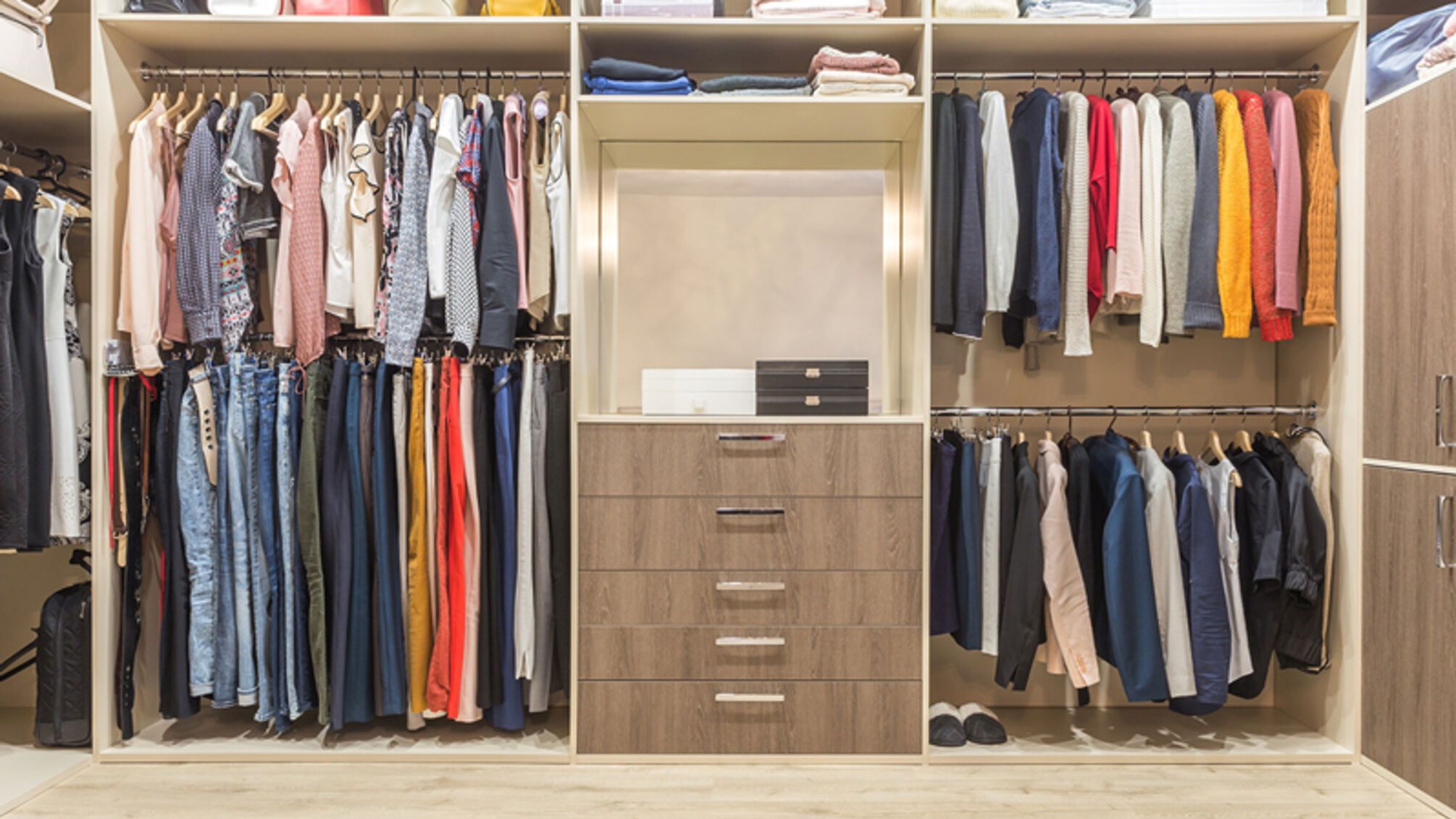 Пʼять речей, які стиліст викидає першими під час розбору гардеробу