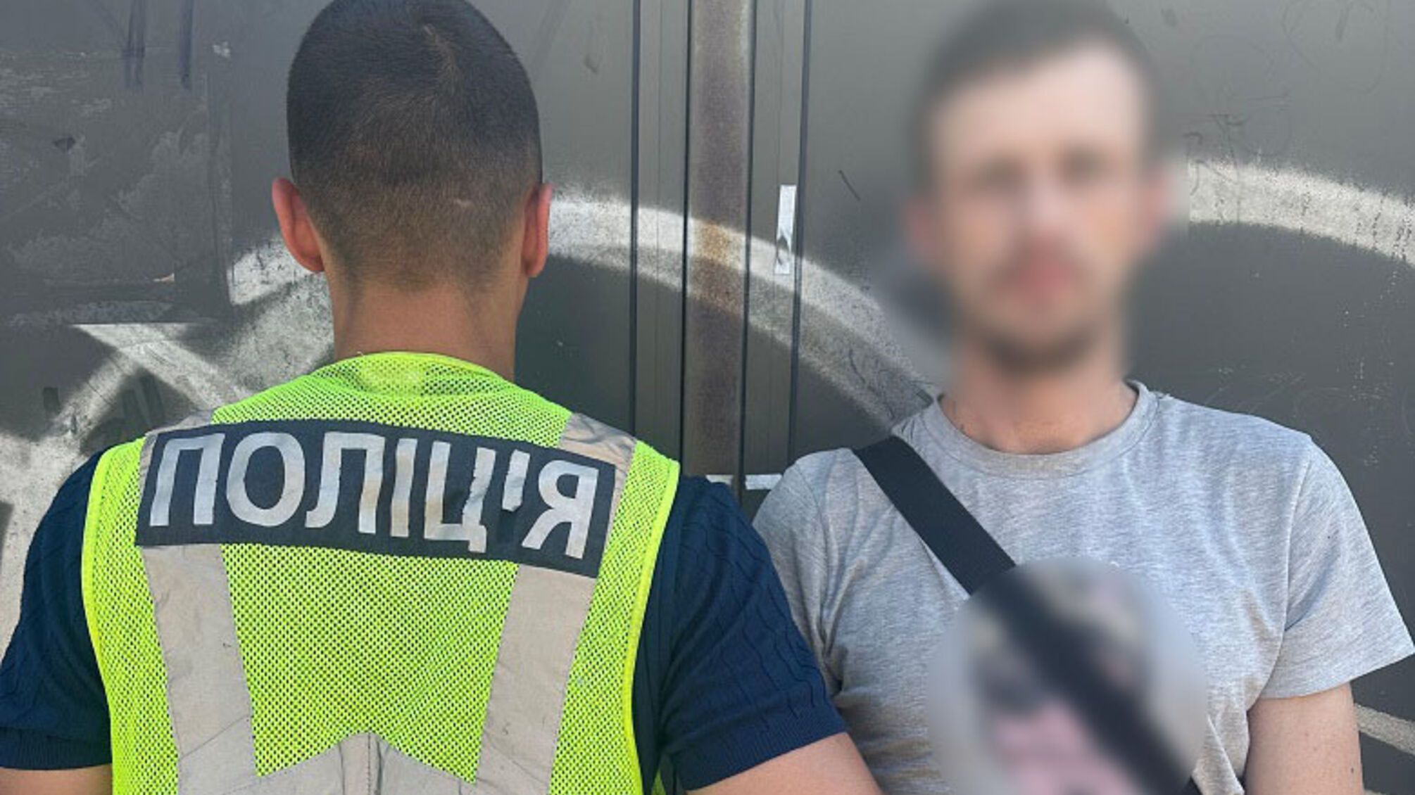 Магнитные 'закладки' и наркотики: скандал в столичном дворе