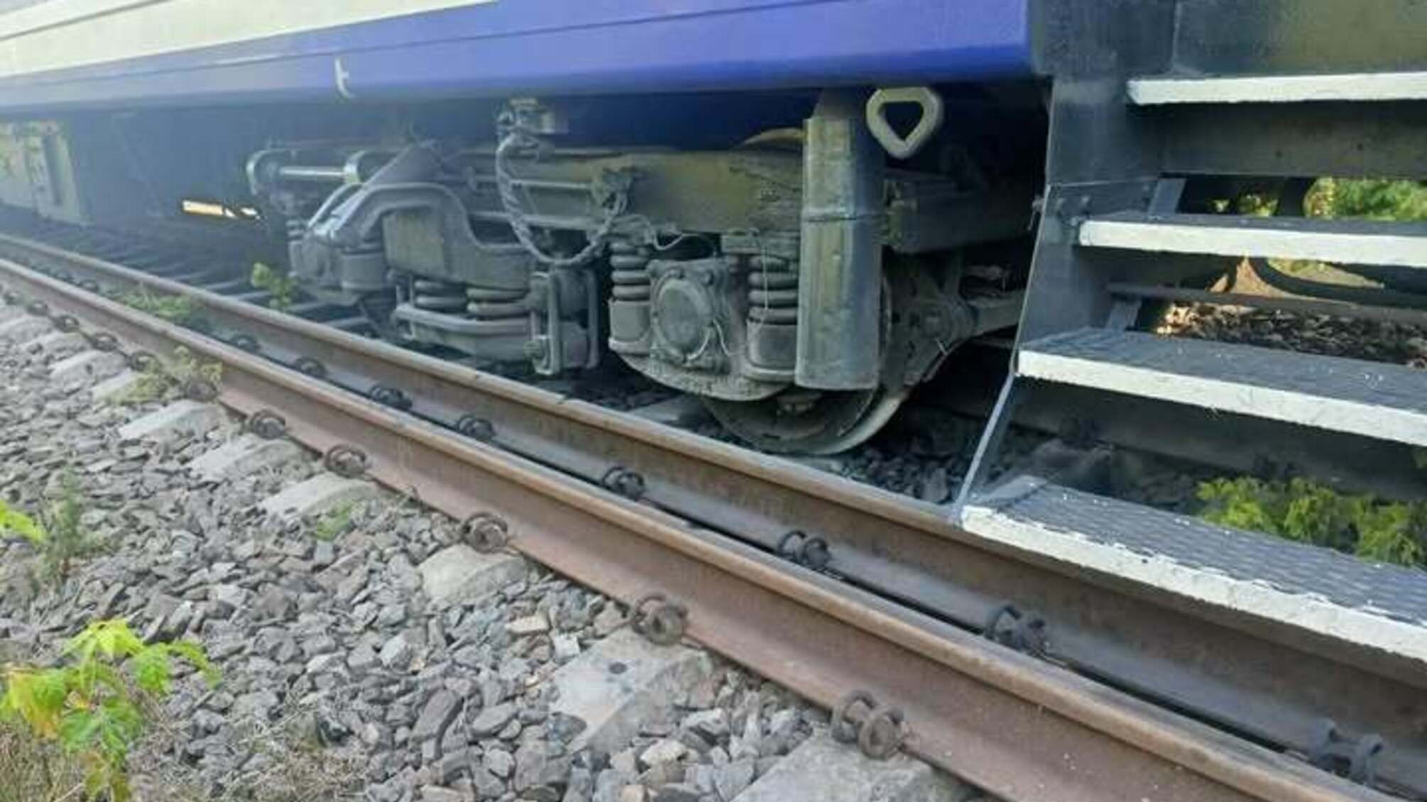 На Закарпатті три вагони зійшли з колії: що відбувається з рухом потягів