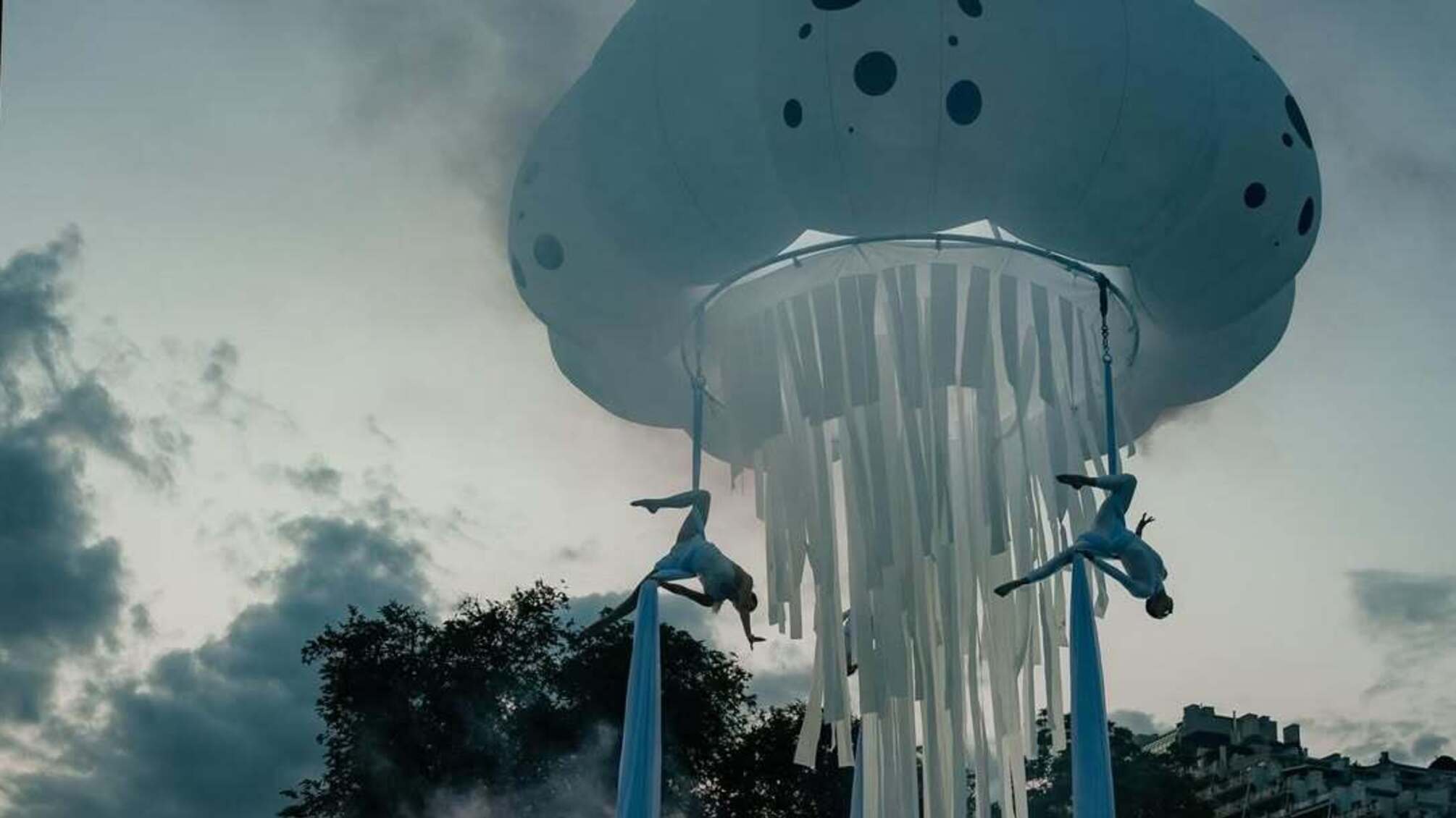 В клубе в Одессе во время выступления упала воздушная гимнастка