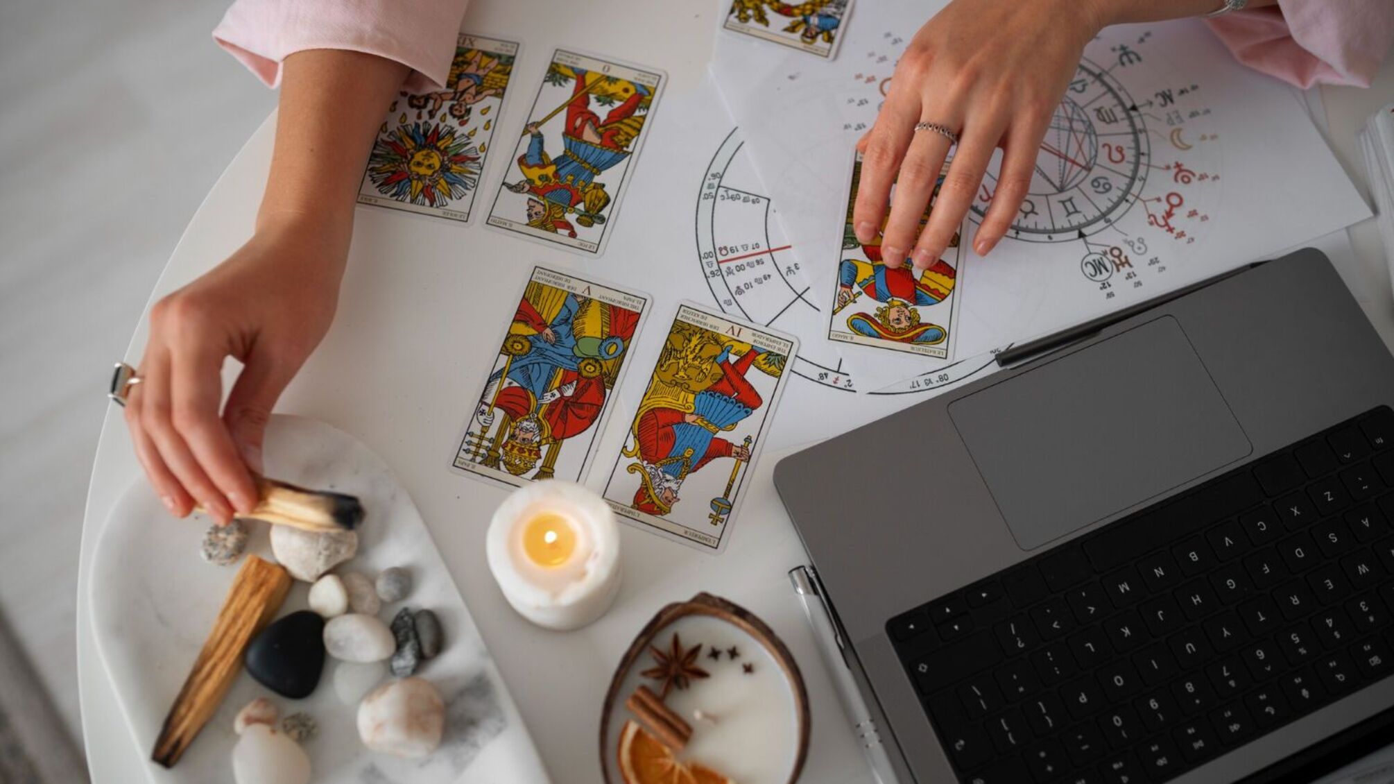 Карты Таро рассказывают: чего ждать знакам зодиака 19 августа