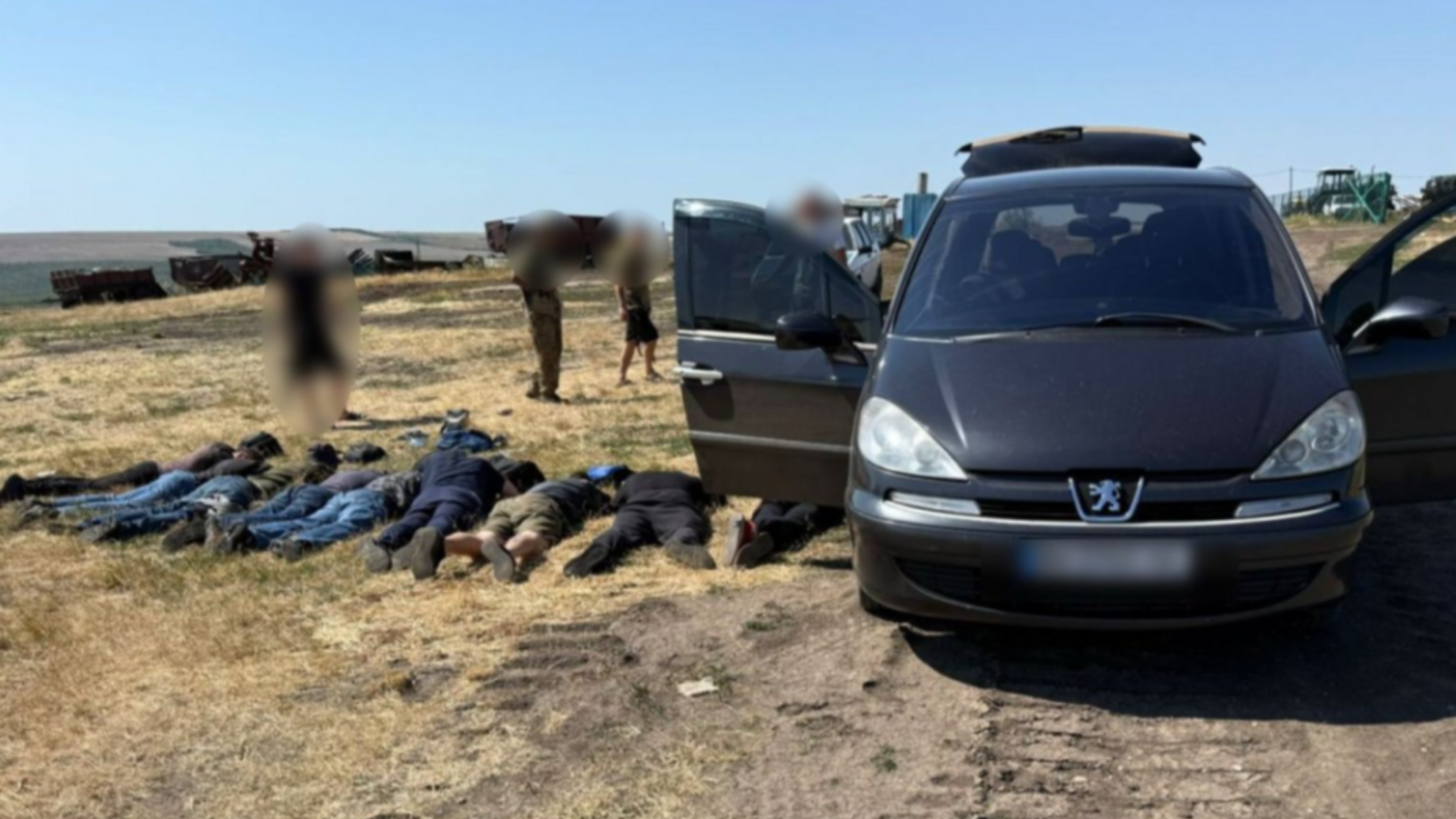 За $8 тысяч в Приднестровье: в Одесской области пограничники остановили авто с 8 'пассажирами'