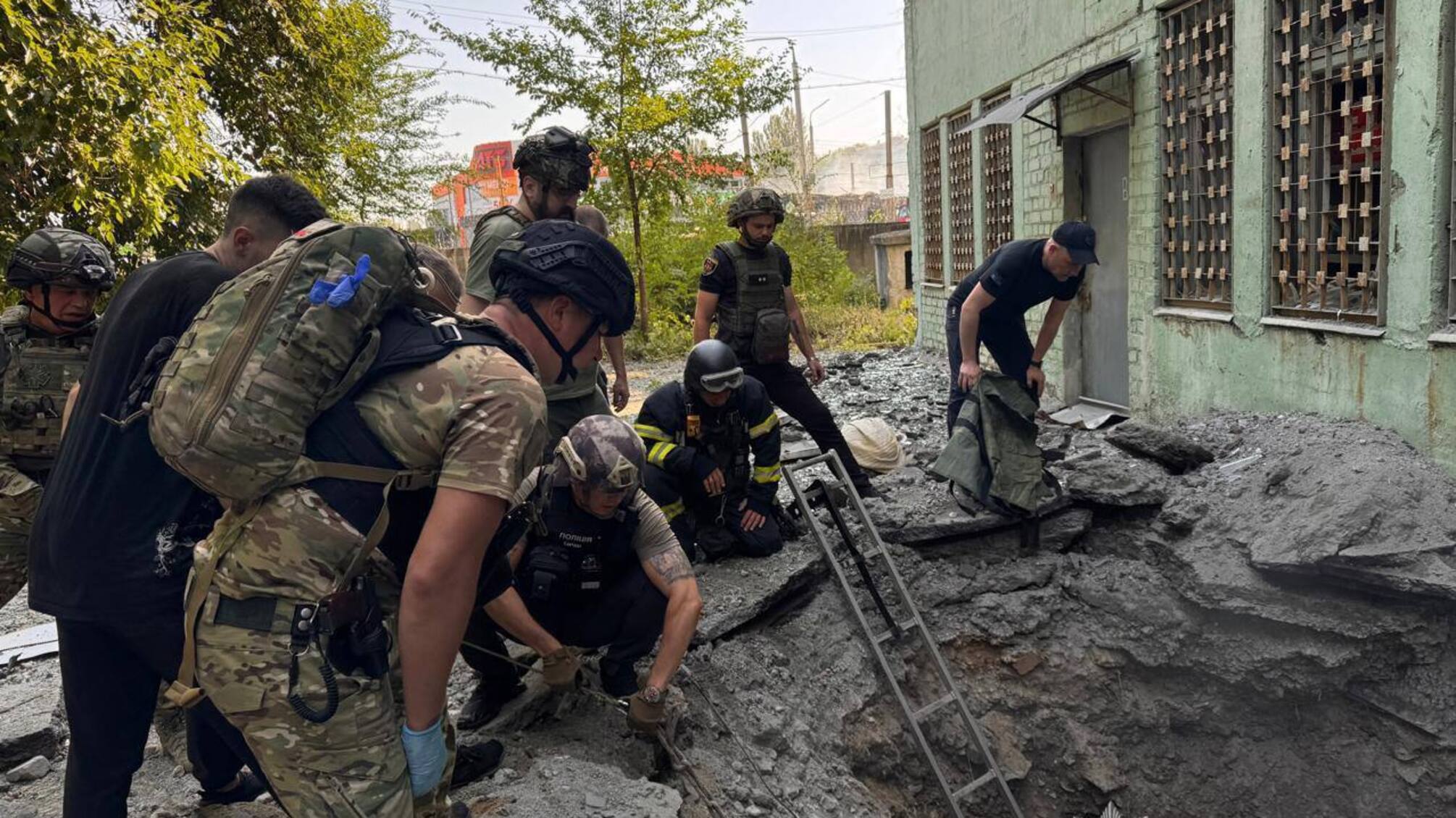 Спасатели Запорожья вытащили человека с ожогами из пропасти после ракетного удара (обновлено)