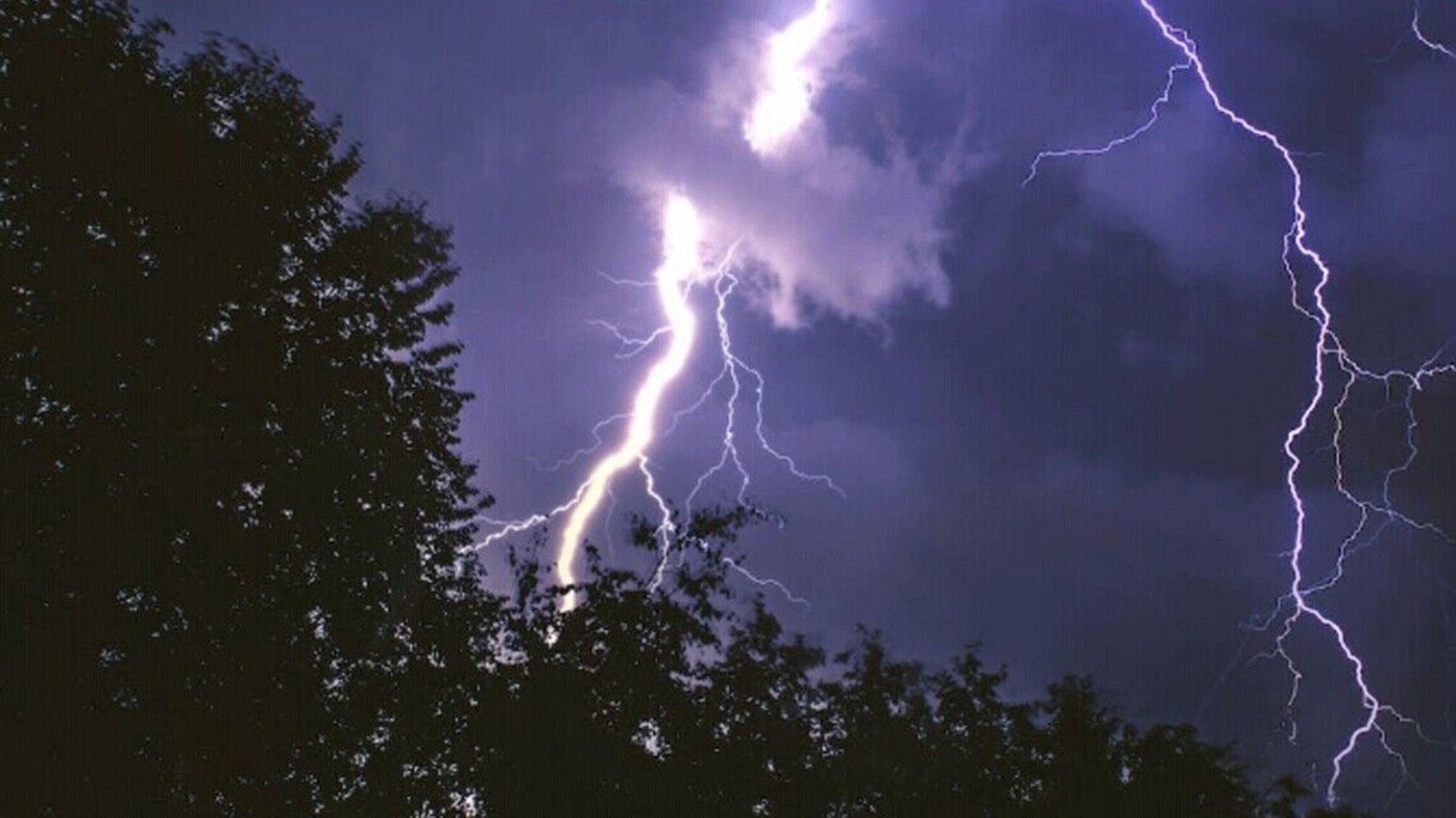 В Україну йдуть дощі та грози: коли накриє більшість областей і де чекати спеки