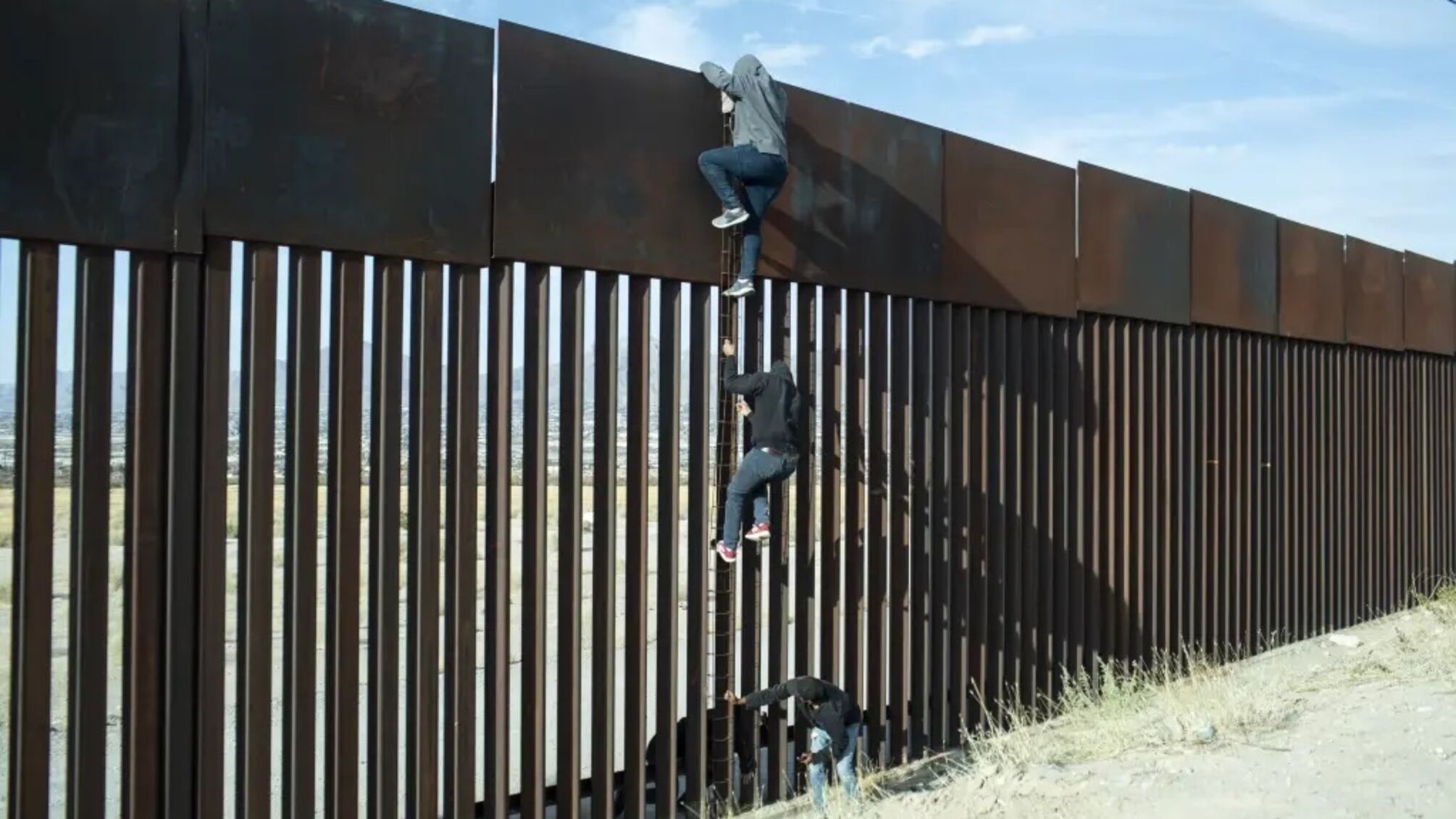 Трамп приказал покрасить стену на границе с Мексикой в черный цвет