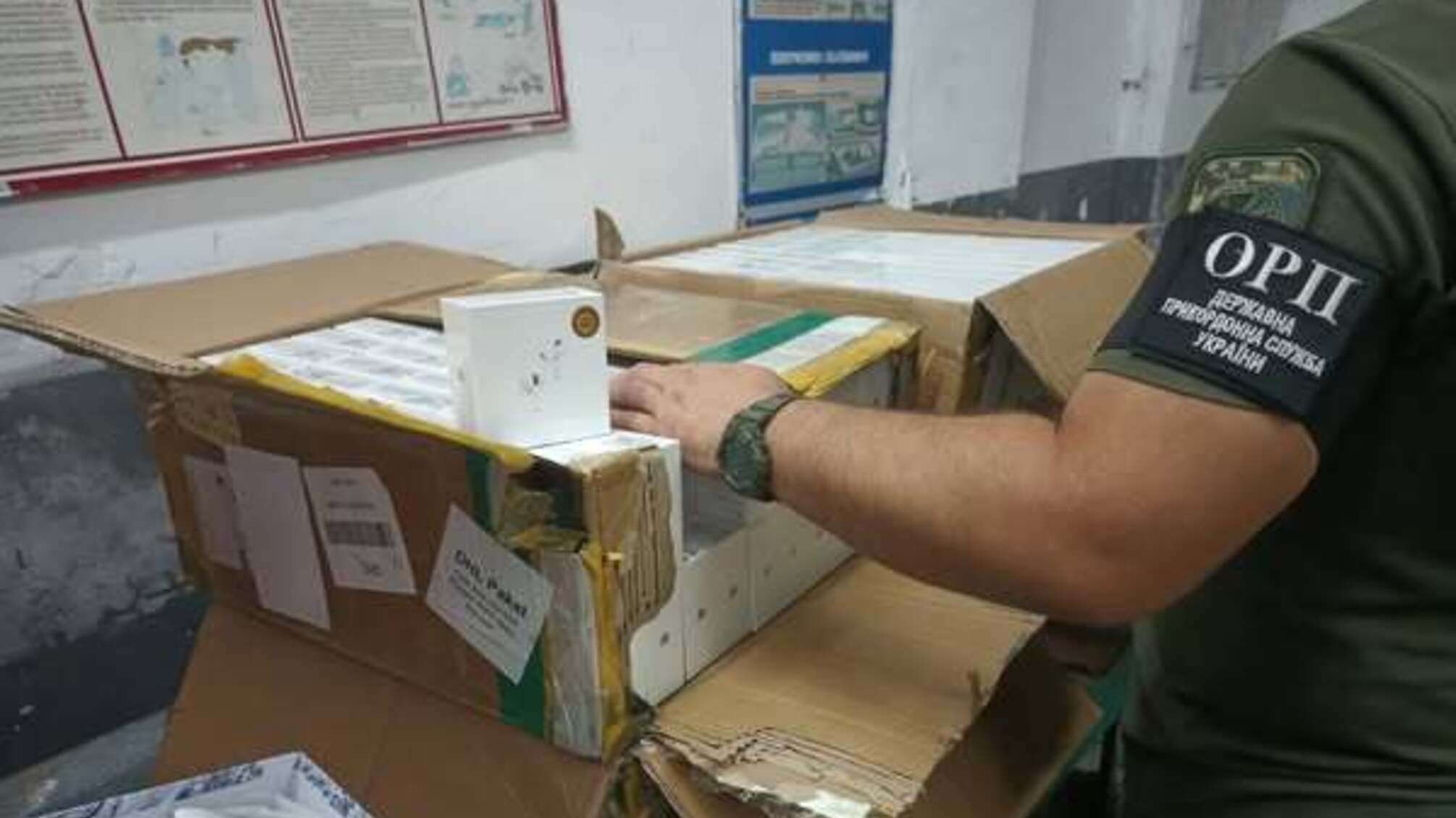 Контрабанда на мільйон: у 'Шегинях' затримали AirPods та брендові ремені