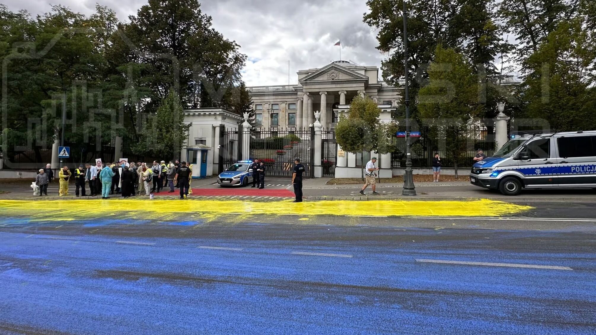 У Варшаві перед посольством росії активісти намалювали прапор України (фото)