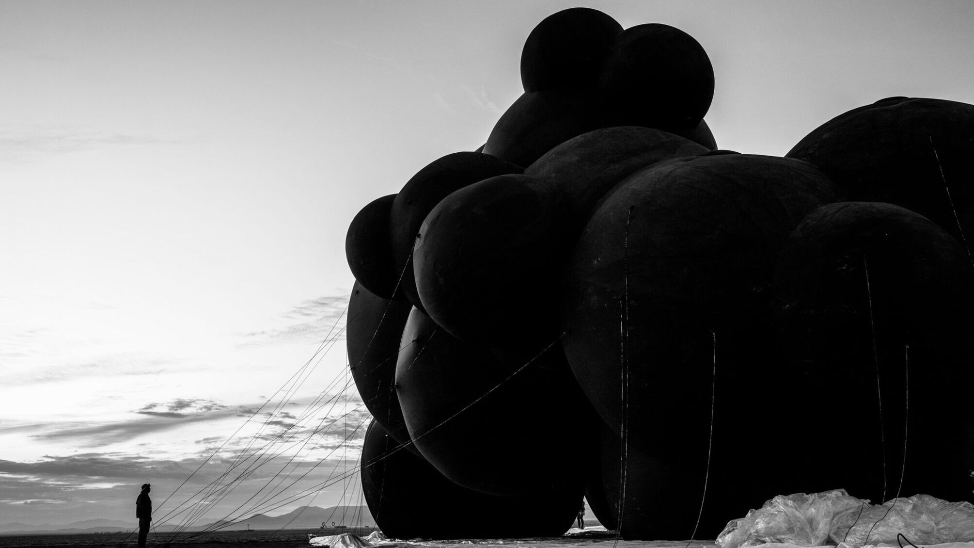 На Burning Man в США сильная буря разрушила украинскую инсталляцию 'Черное облако'