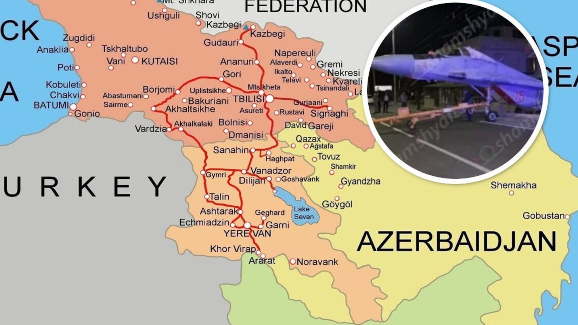 В Ереване российский истребитель врезался в столб и повредил ограждение