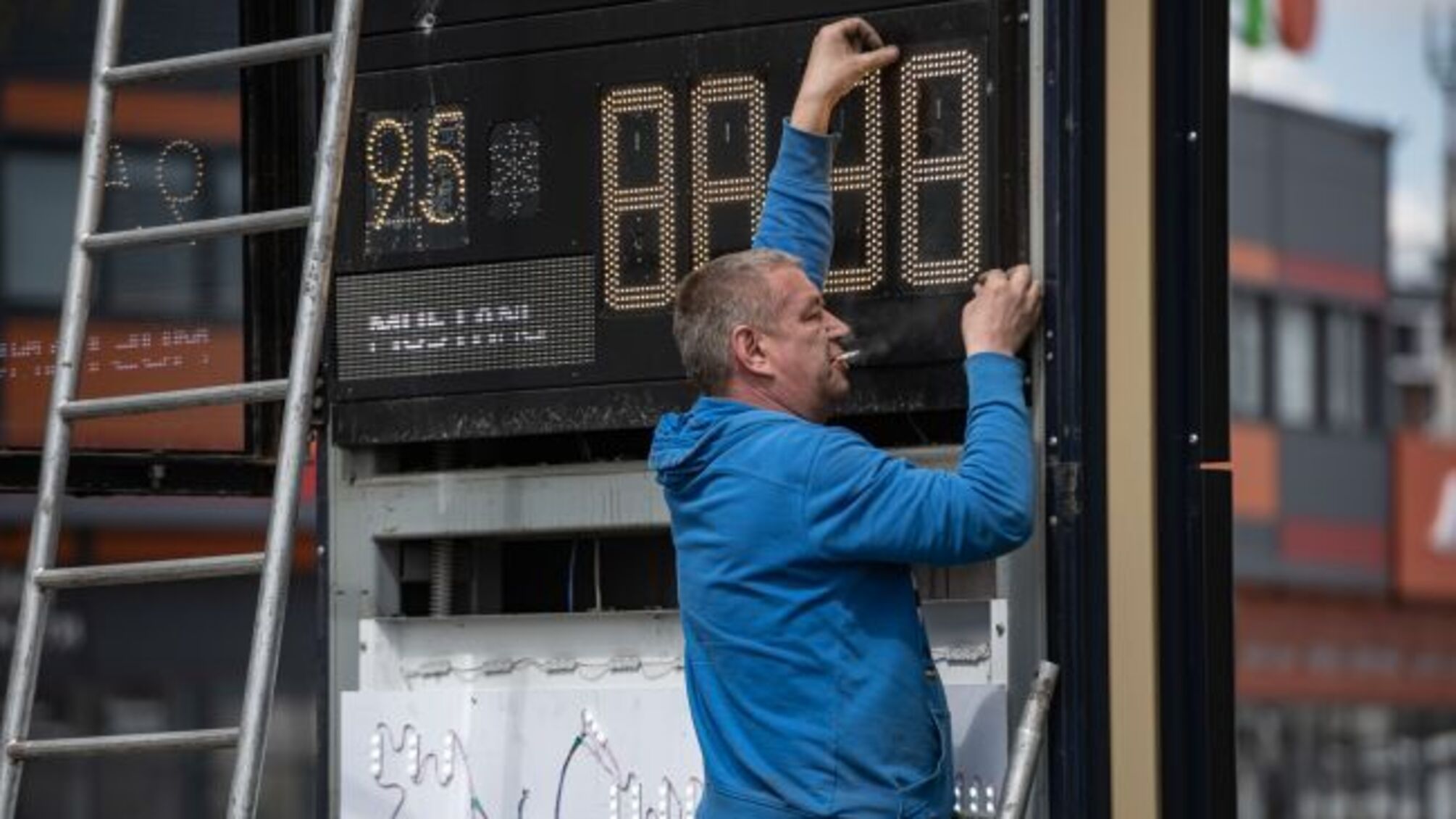 Нефть дешевеет, а горючее в Украине нет: почему АЗС держат цены