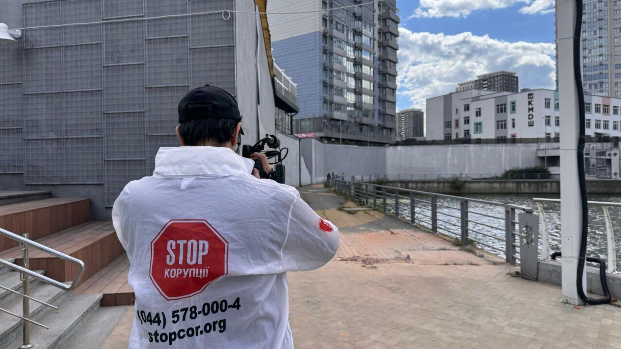 На набережной возле ЖК RiverStone демонтировали забор: проход в Днепр открыт после решения суда