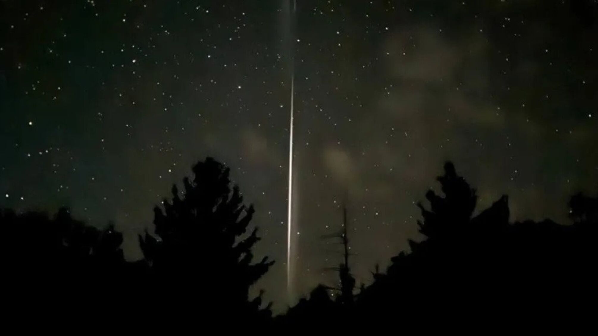 Яскравий промінь розрізав небо