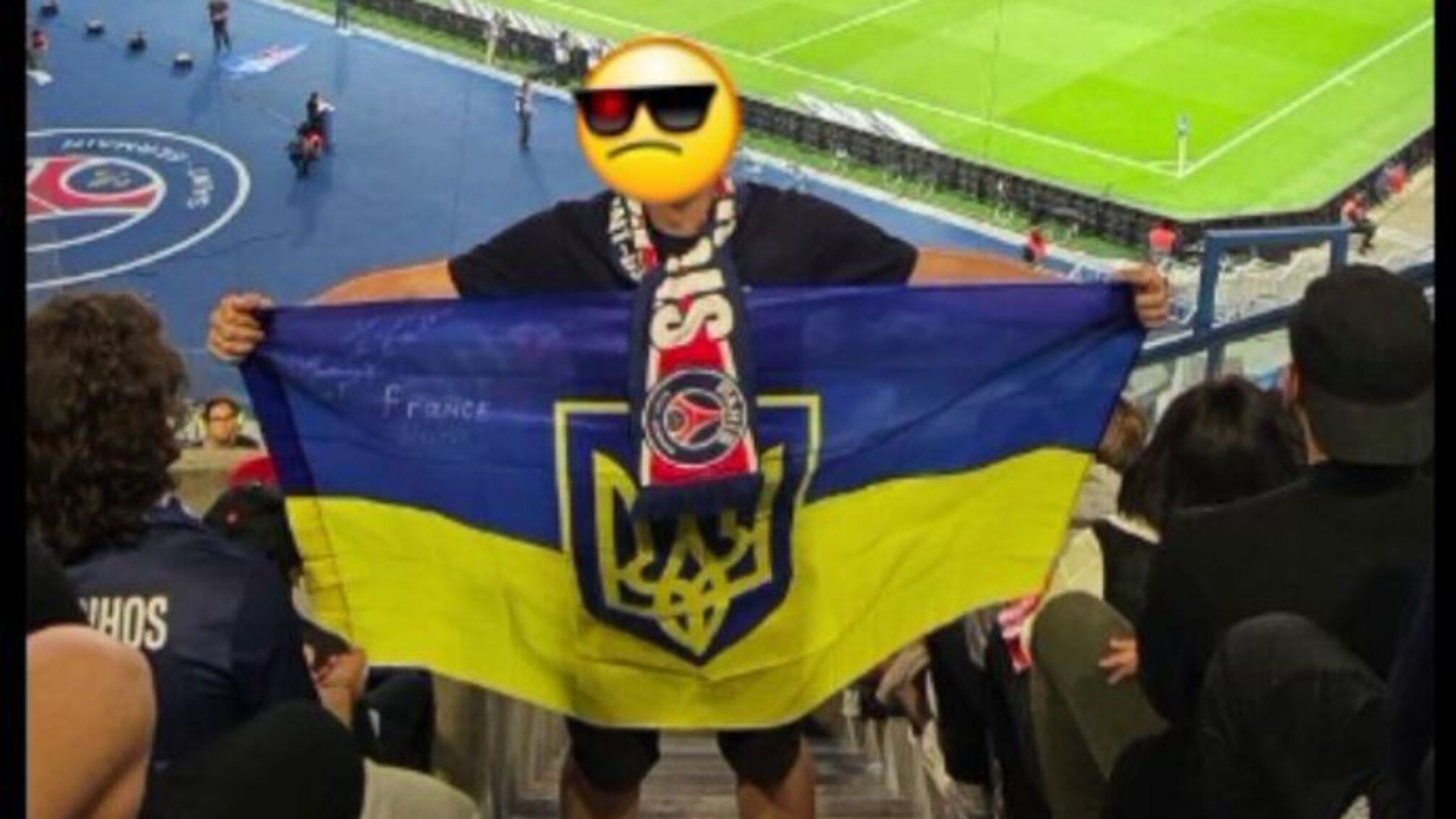 У Парижі українського військового змусили залишити трибуну через прапор України на матчі ПСЖ