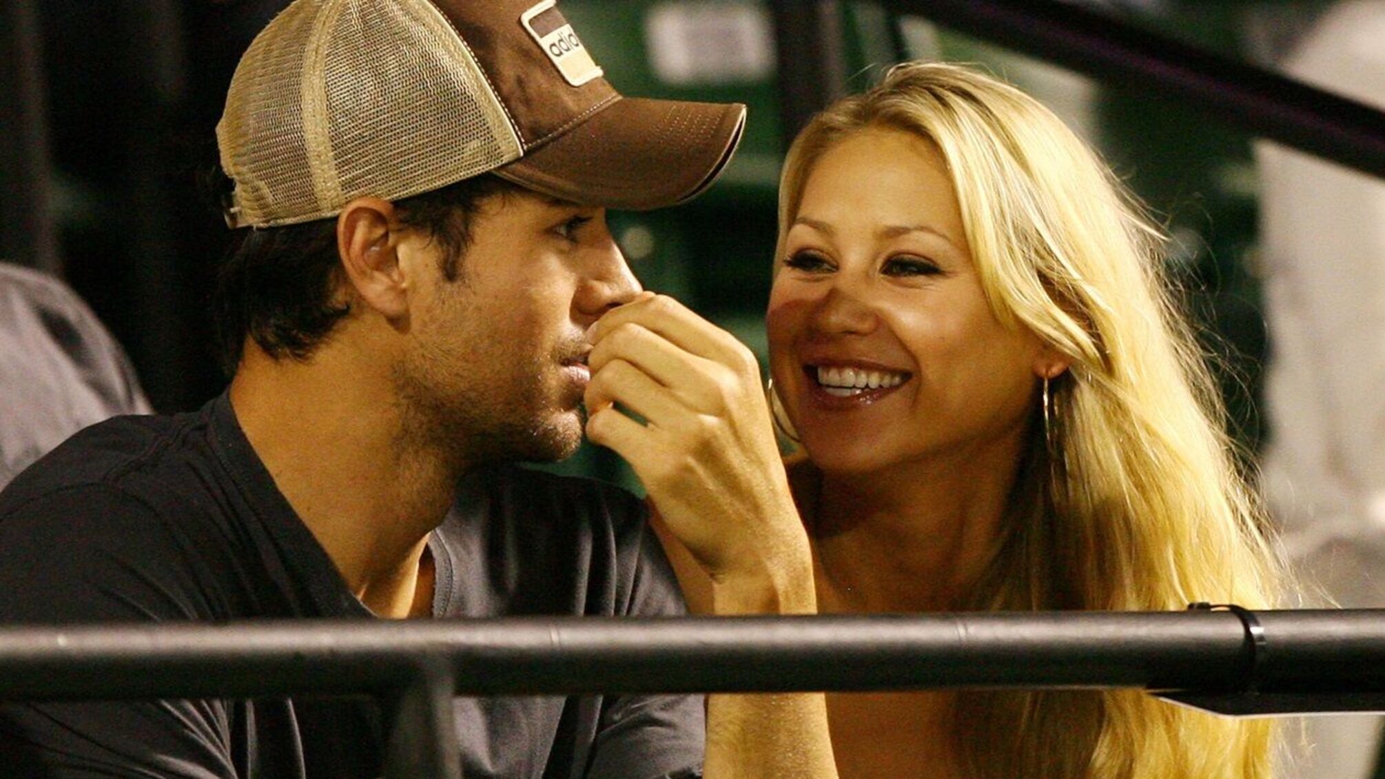 Энрике Иглесиас и Анна Курникова ожидают четвертого ребенка: в Майами заметили Анну с животиком