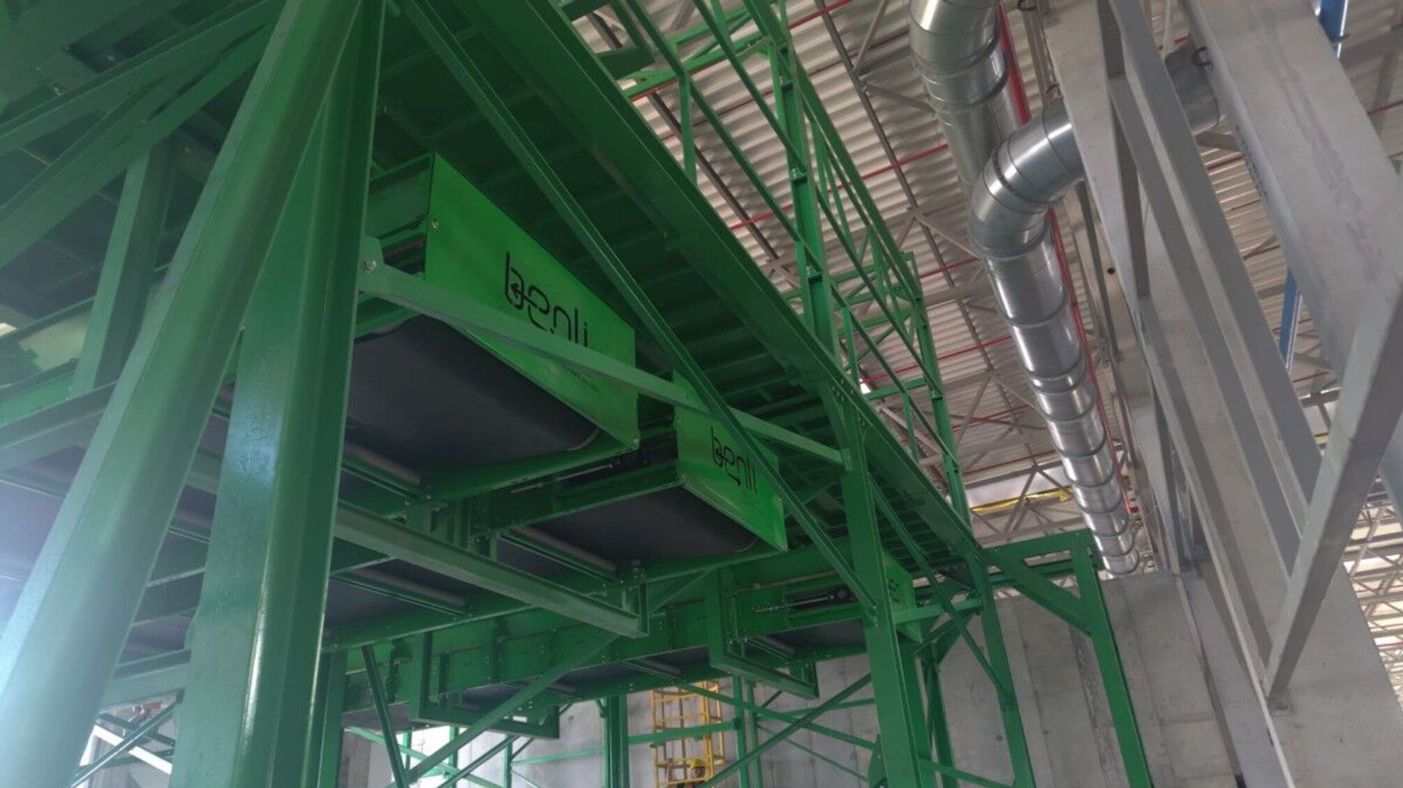 Поляки во Львове продолжают монтаж оборудования мусороперерабатывающего завода, несмотря на конфликт с мэрией