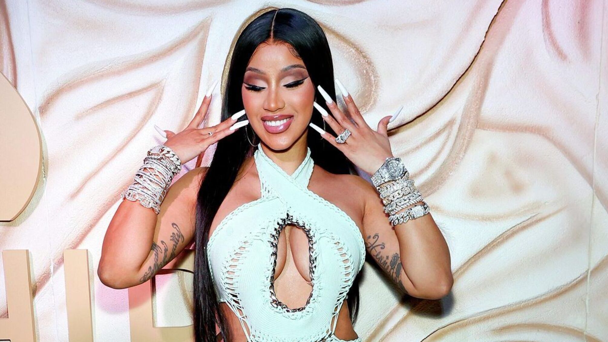 Карди Би обвиняется в нападении на медсестру: что известно о деле