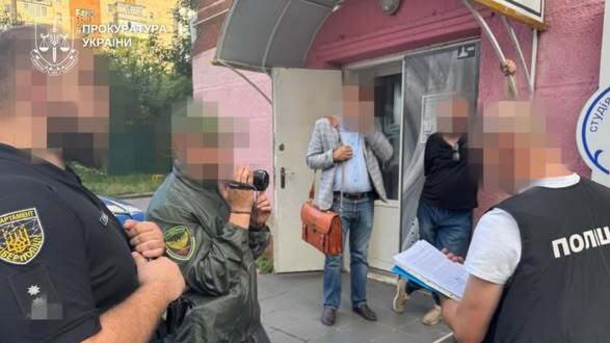 Обличение на Хмельнитчине: салон красоты превратили в центр изготовления фальшивых документов