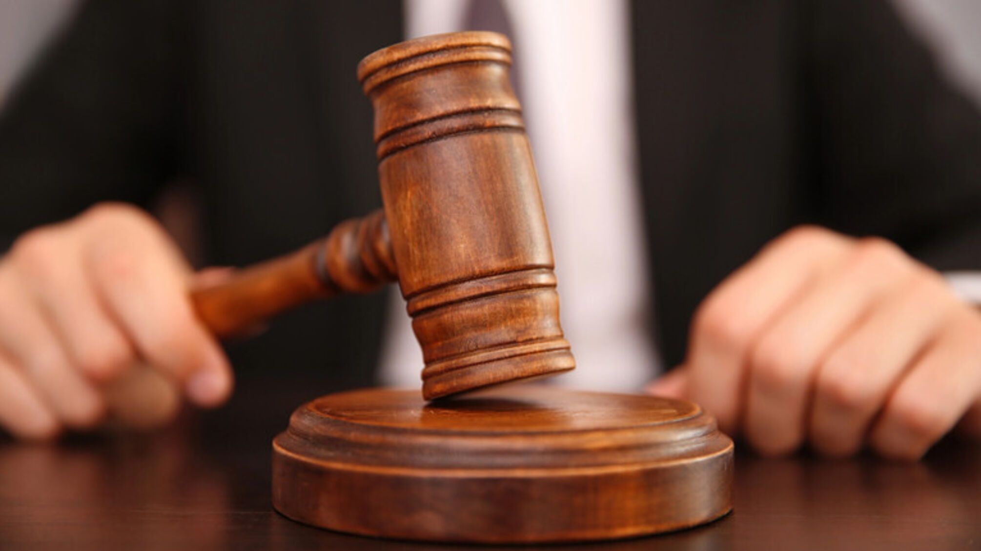 На Закарпатті судили чоловіка за напад на підлітка через російську музику