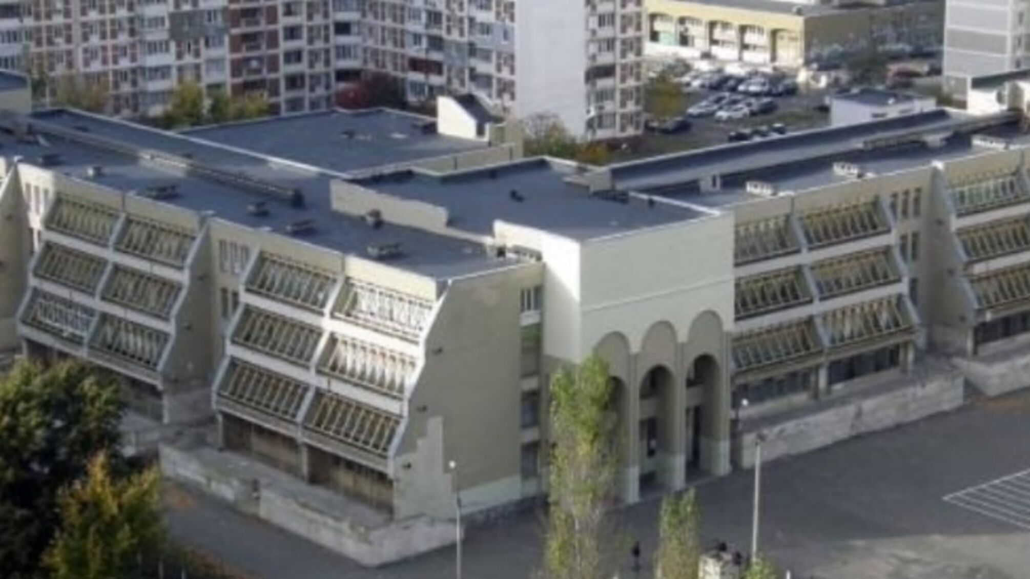 Столичная школа заплатила 27 млн за фасадный ремонт с переплатами и без конкуренции