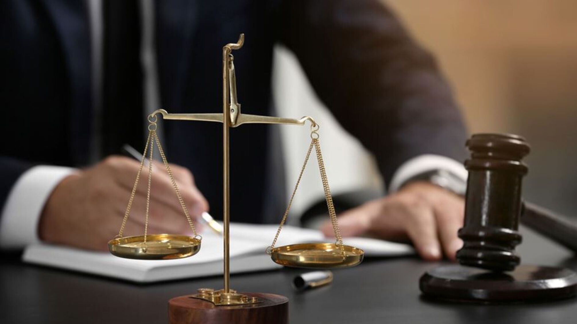 Закарпатского ветеринара оштрафовали за отбор премий у сотрудников